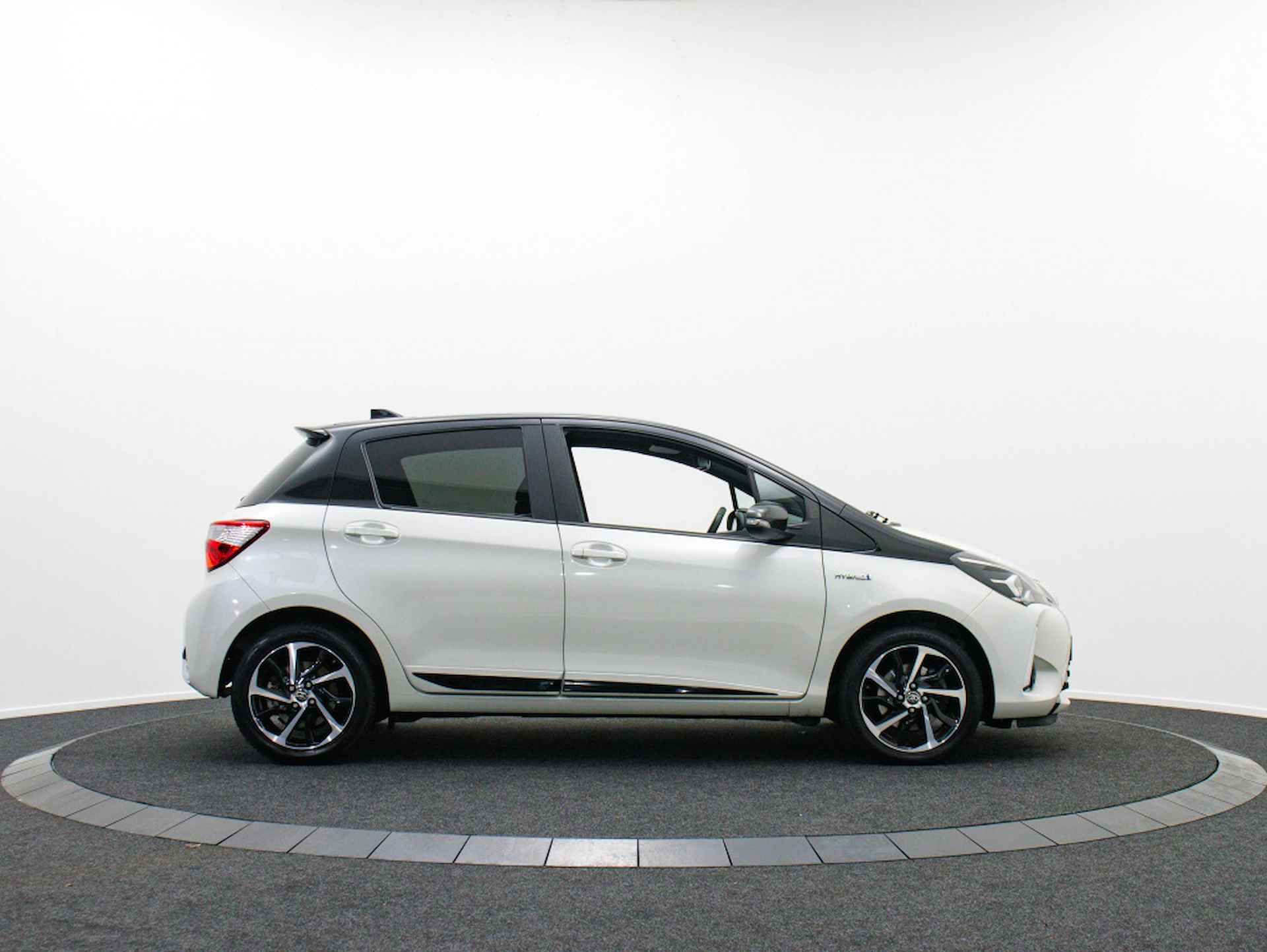 Toyota Yaris 1.5 Hybrid Executive | Panoramadak | Navigatie - 6/43