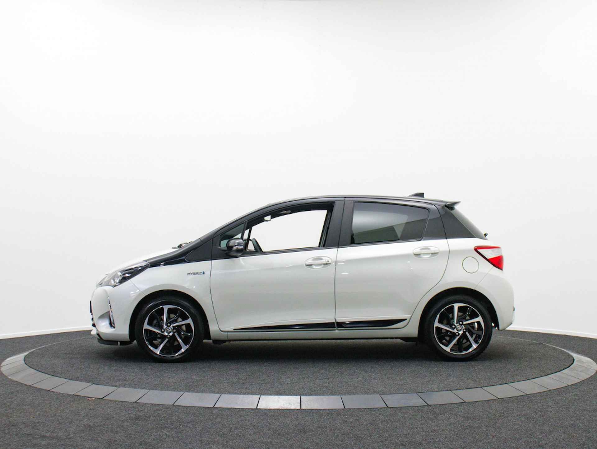 Toyota Yaris 1.5 Hybrid Executive | Panoramadak | Navigatie - 10/43