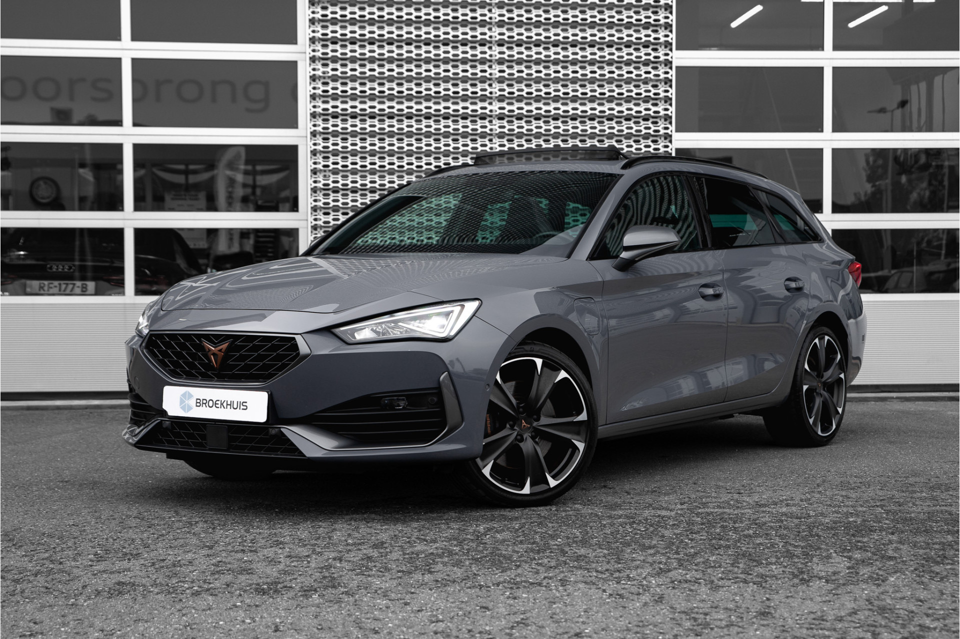 CUPRA Leon Sportstourer 1.4 e-Hybrid VZ Business 245 PK | Panoramadak | Navigatie | Carplay | Stoel- en stuurverwarming