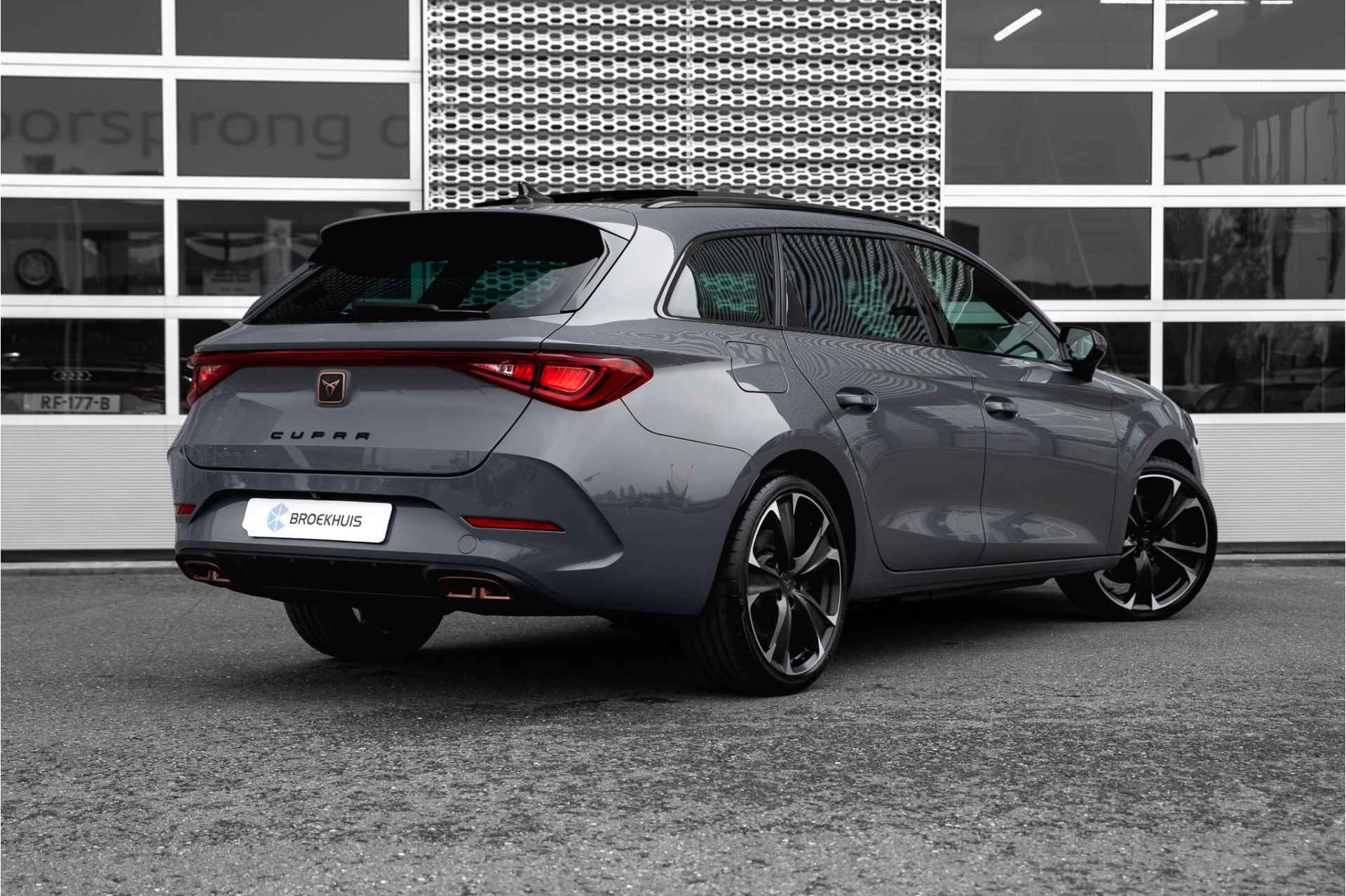 CUPRA Leon Sportstourer 1.4 e-Hybrid VZ Business 245 PK | Panoramadak | Navigatie | Carplay | Stoel- en stuurverwarming - 3/28