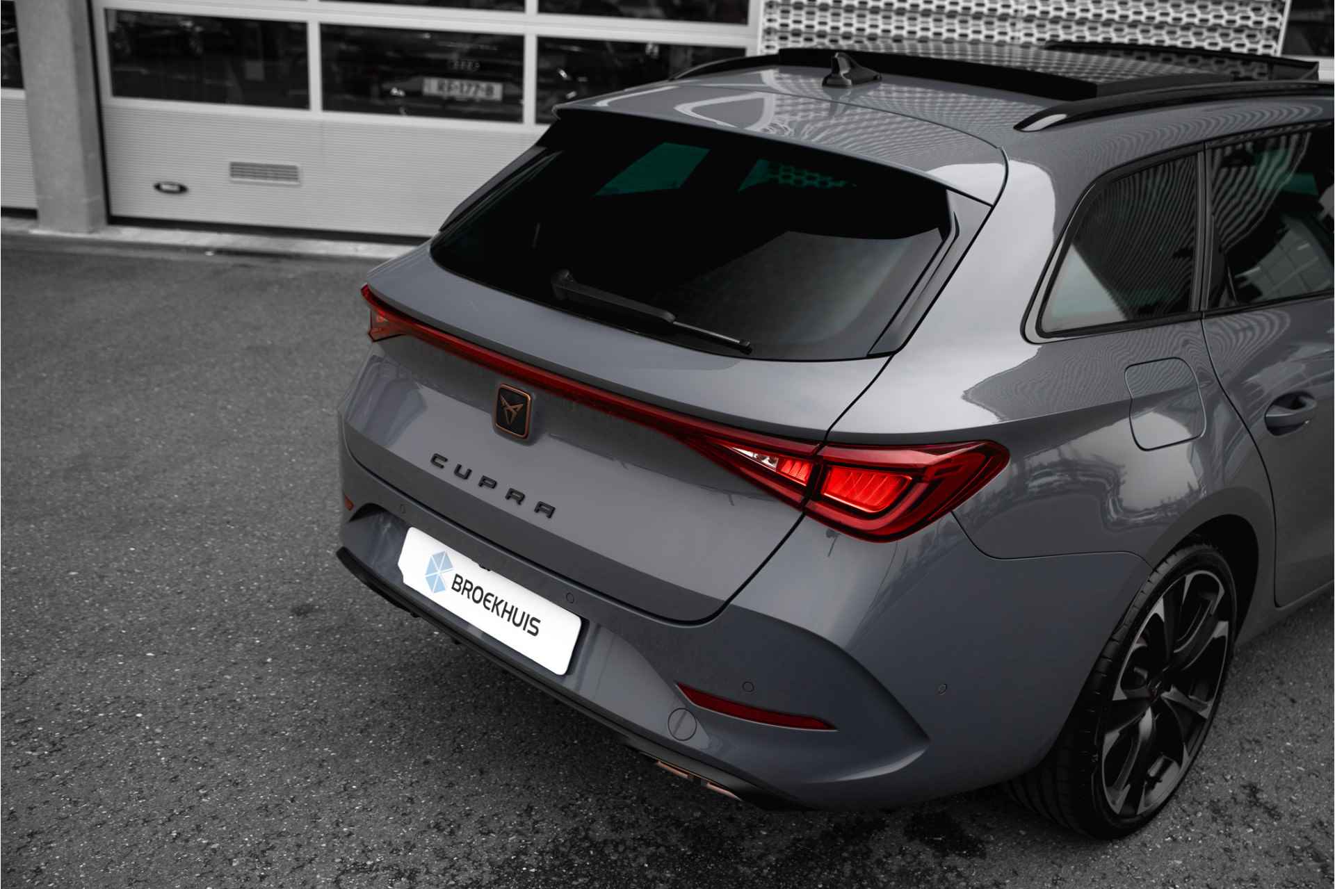 CUPRA Leon Sportstourer 1.4 e-Hybrid VZ Business 245 PK | Panoramadak | Navigatie | Carplay | Stoel- en stuurverwarming - 17/28