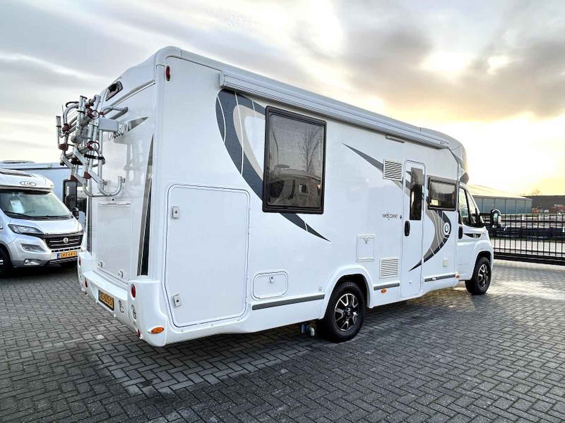 Chausson Titanium 738 XLB Queensbed/2019/Euro6/7.4m - 4/23