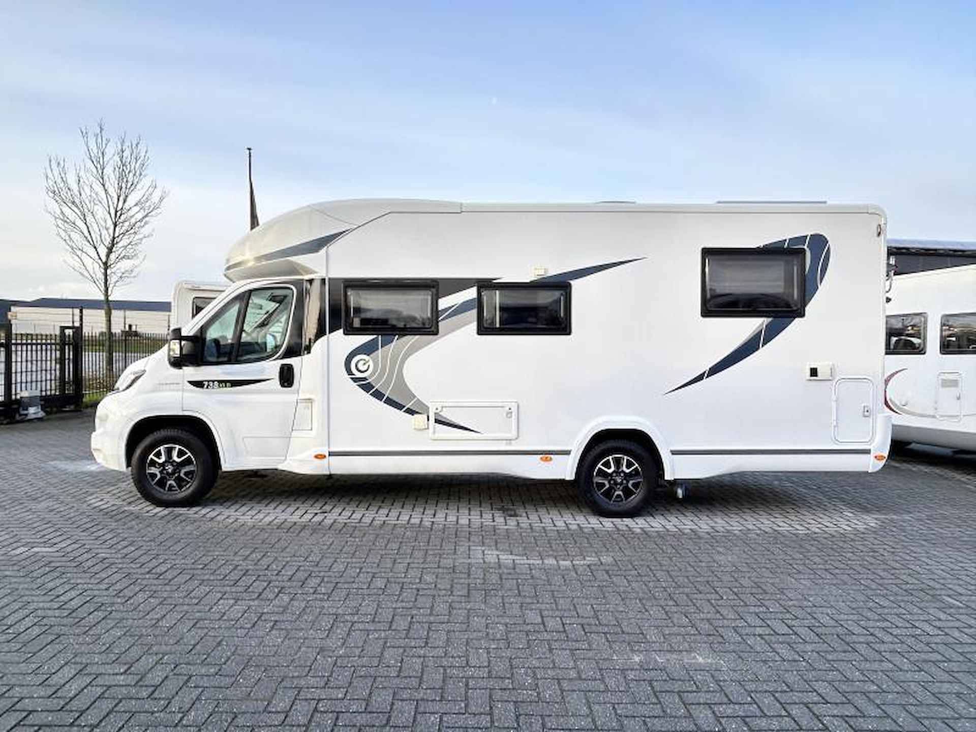 Chausson Titanium 738 XLB Queensbed/2019/Euro6/7.4m - 6/23