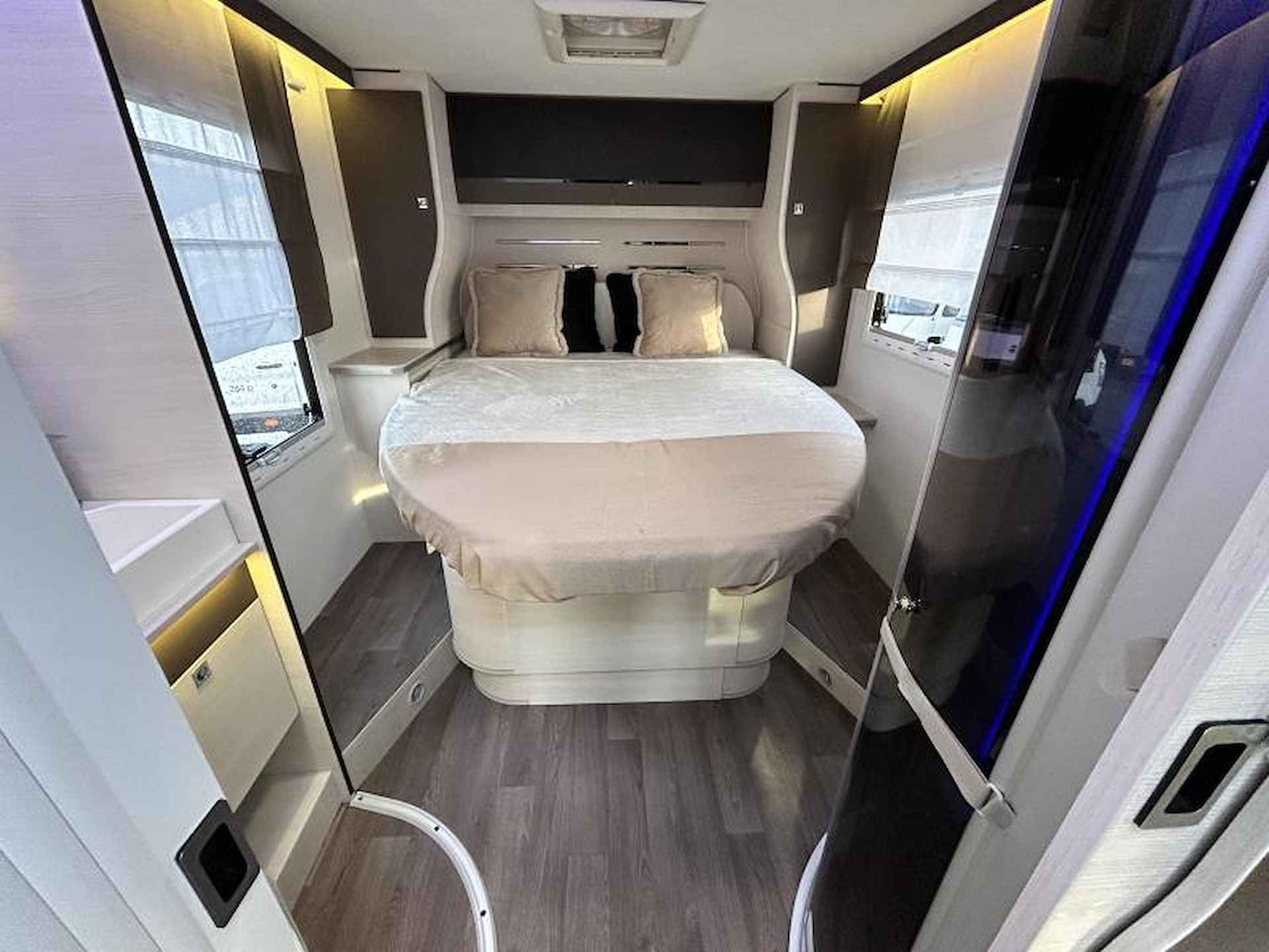 Chausson Titanium 738 XLB Queensbed/2019/Euro6/7.4m - 12/23