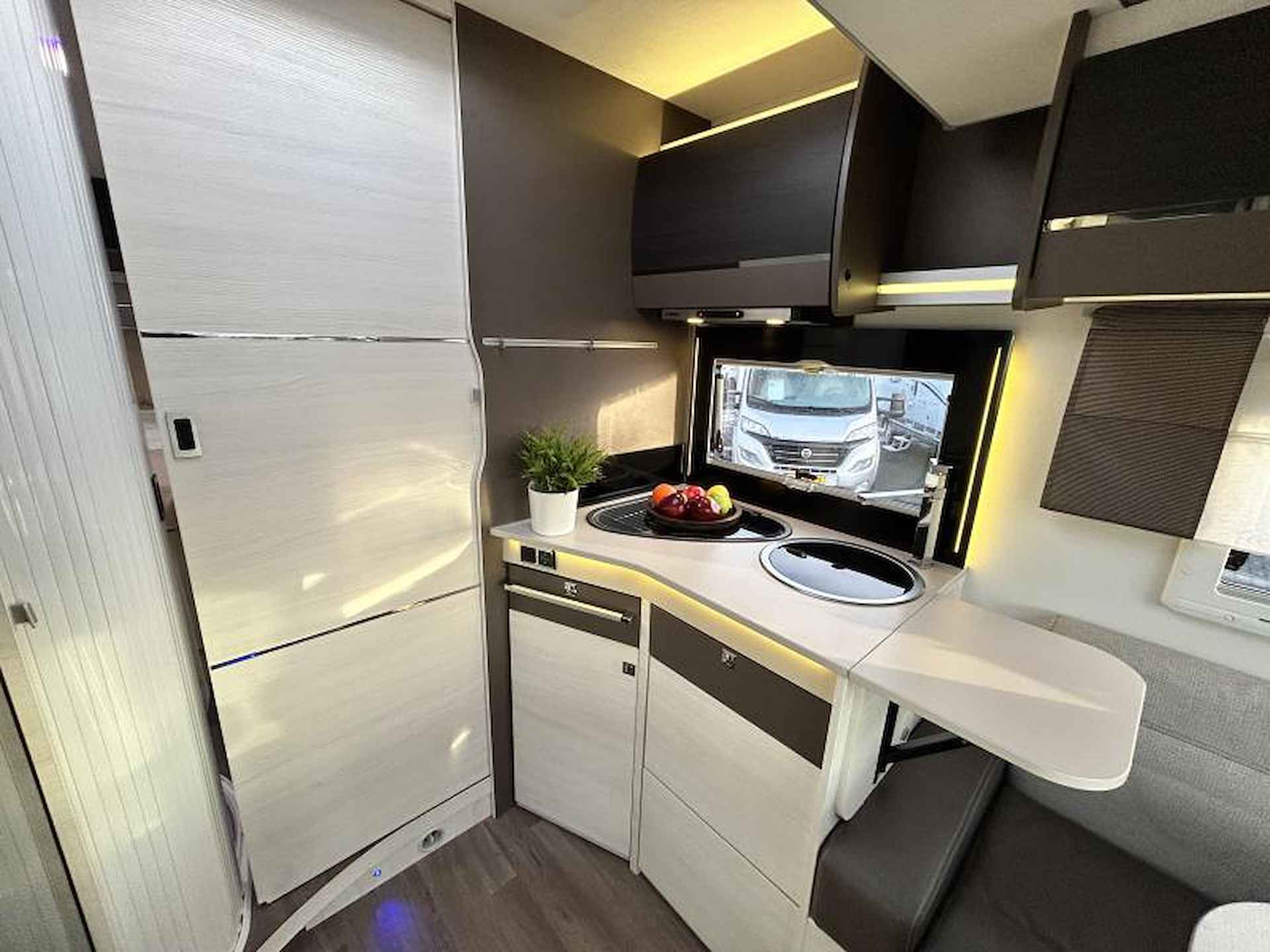 Chausson Titanium 738 XLB Queensbed/2019/Euro6/7.4m - 14/23