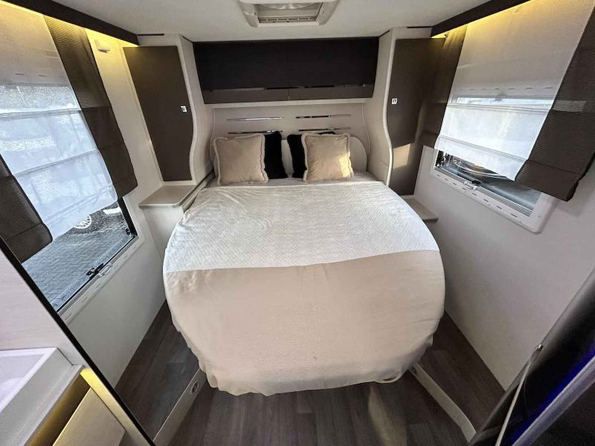 Chausson Titanium 738 XLB Queensbed/2019/Euro6/7.4m - 19/23