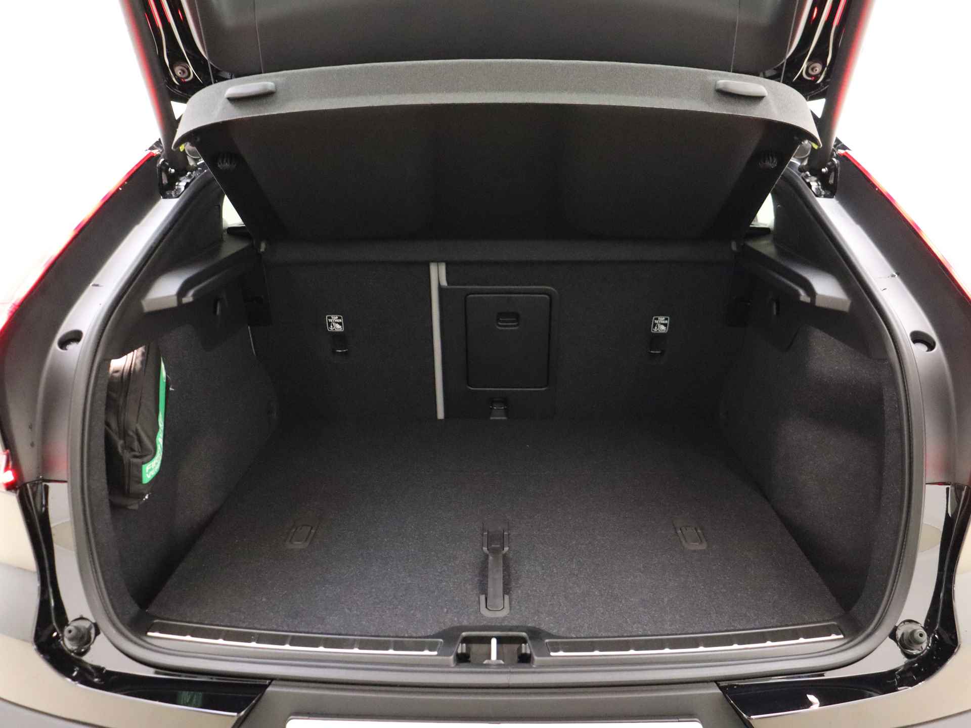 Volvo C40 Extended Range Ultimate 82 kWh / H&K Audio / Elektrische stoelen / Glazen dak / Woolblend / Keyless / 360 Camera / BLIS / Adapt. Cruise / - 13/40