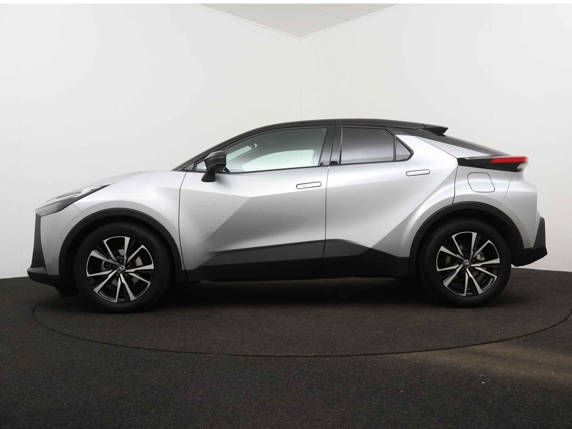 Toyota C-HR 1.8 Hybrid 140 First Edition | 360 Camera | Navigatie | Parkeersensoren | LM velgen | - 4/45