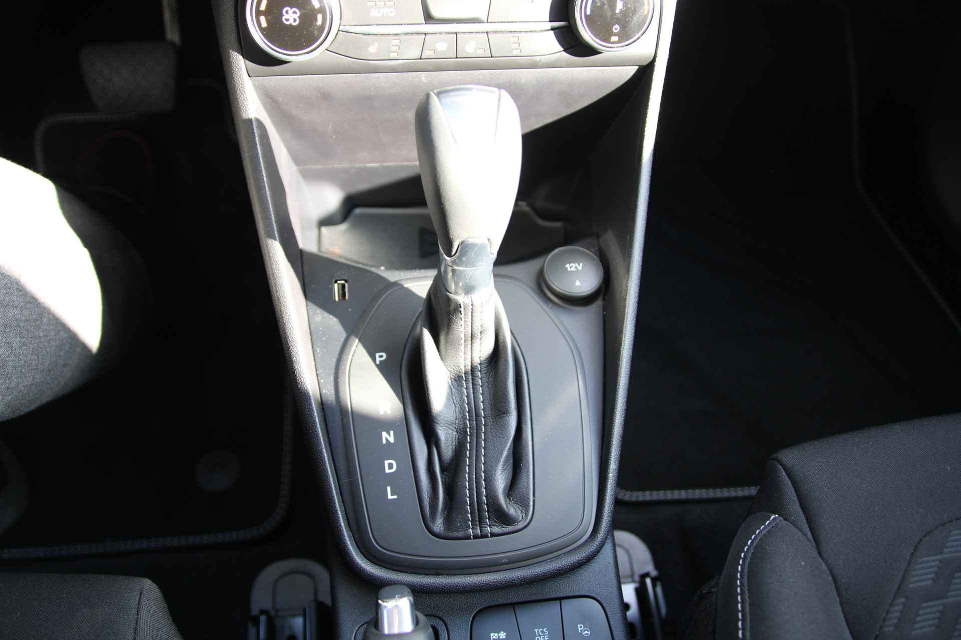 Ford Fiesta 1.0 EcoBoost 125pk Hybrid Titanium Automaat WINTERPAKKET PDC NAVI CAMERA - 26/33