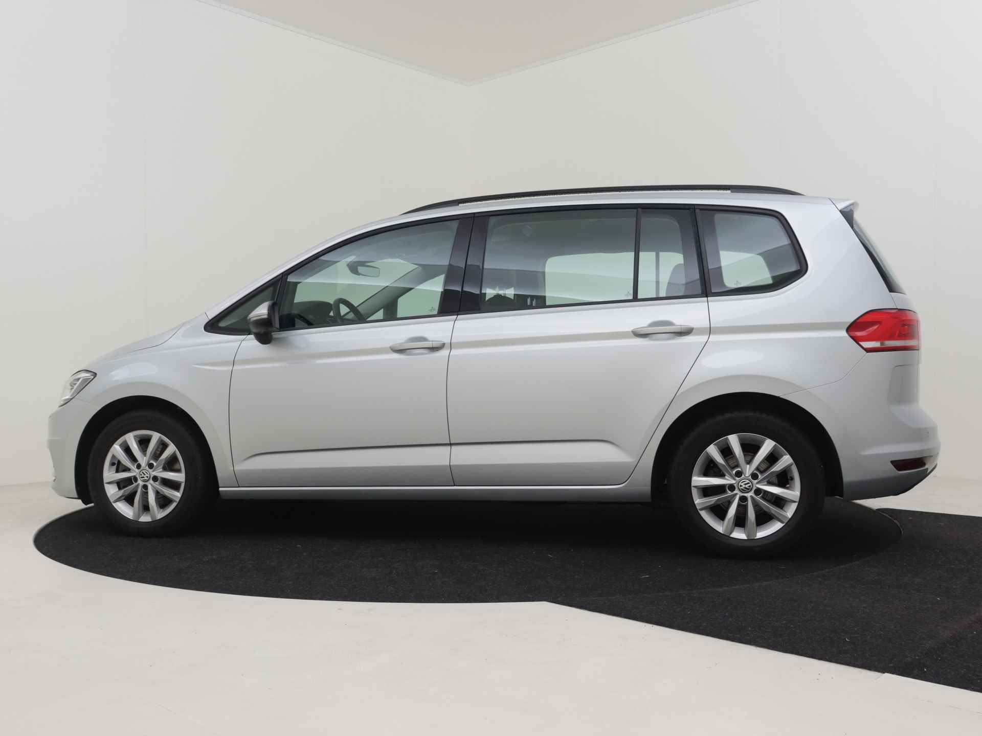 Volkswagen Touran Comfortline 1.5TSI 150pk DSG | Navi | Adaptive Cruise Controle | Stoelverwarming - 4/34