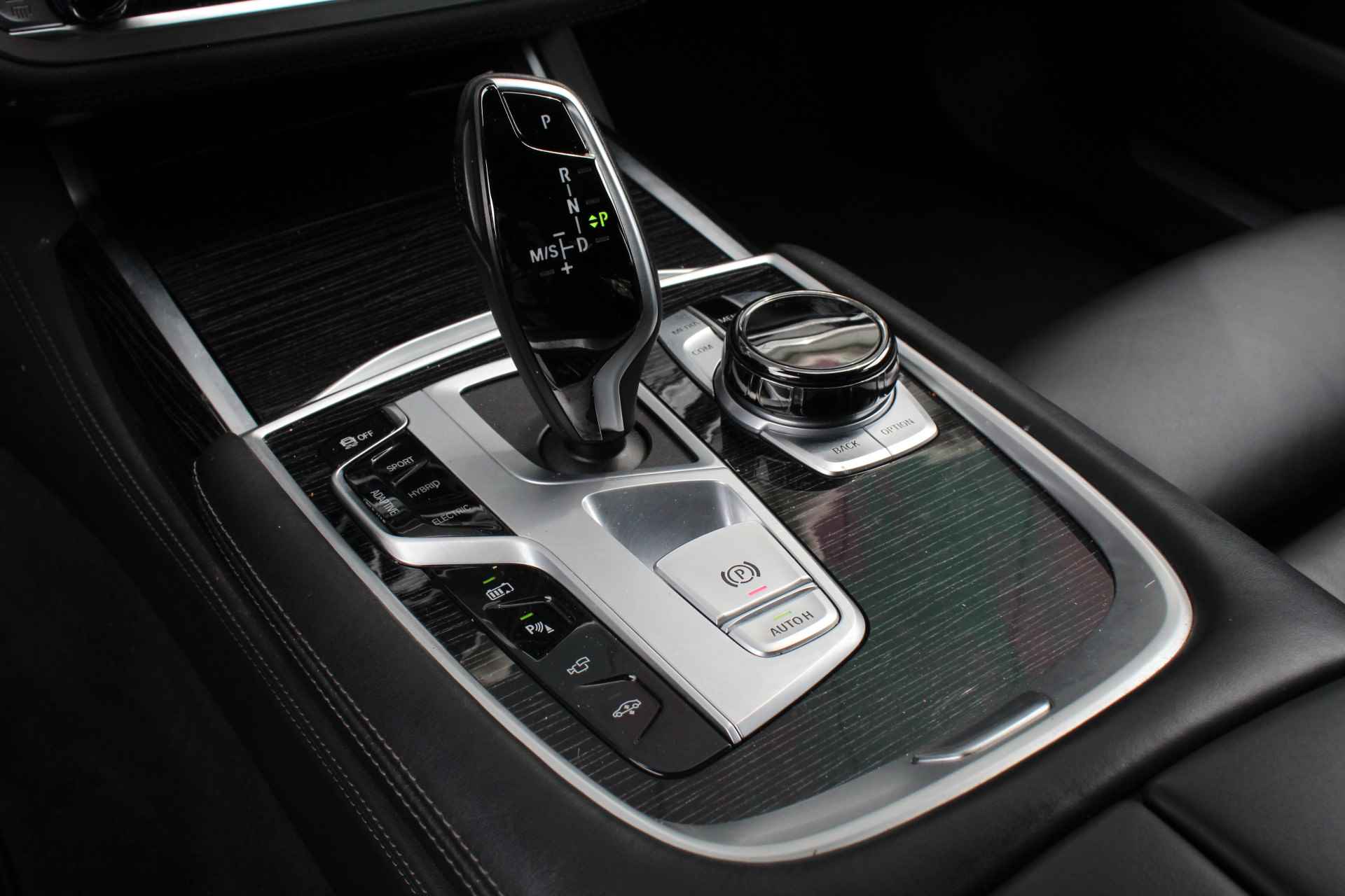BMW 7 Serie 745e High Executive Automaat / Schuif-kanteldak / Laserlight / Active Steering / Parking Assistant Plus / Soft Close / Gesture Control / Driving Assistant Professional - 21/35
