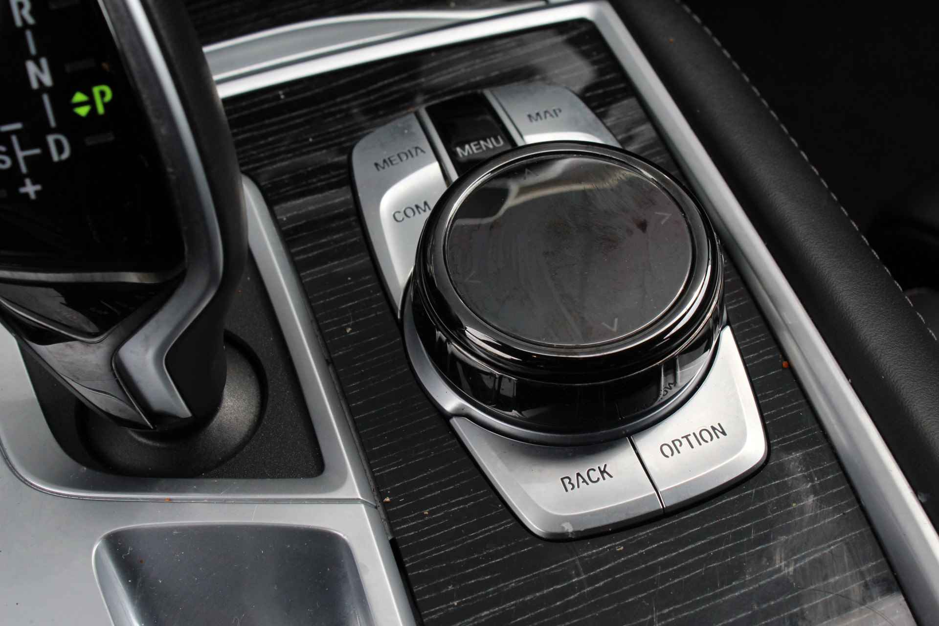 BMW 7 Serie 745e High Executive Automaat / Schuif-kanteldak / Laserlight / Active Steering / Parking Assistant Plus / Soft Close / Gesture Control / Driving Assistant Professional - 23/35