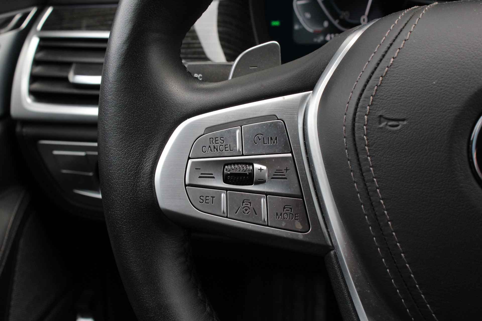 BMW 7 Serie 745e High Executive Automaat / Schuif-kanteldak / Laserlight / Active Steering / Parking Assistant Plus / Soft Close / Gesture Control / Driving Assistant Professional - 29/35