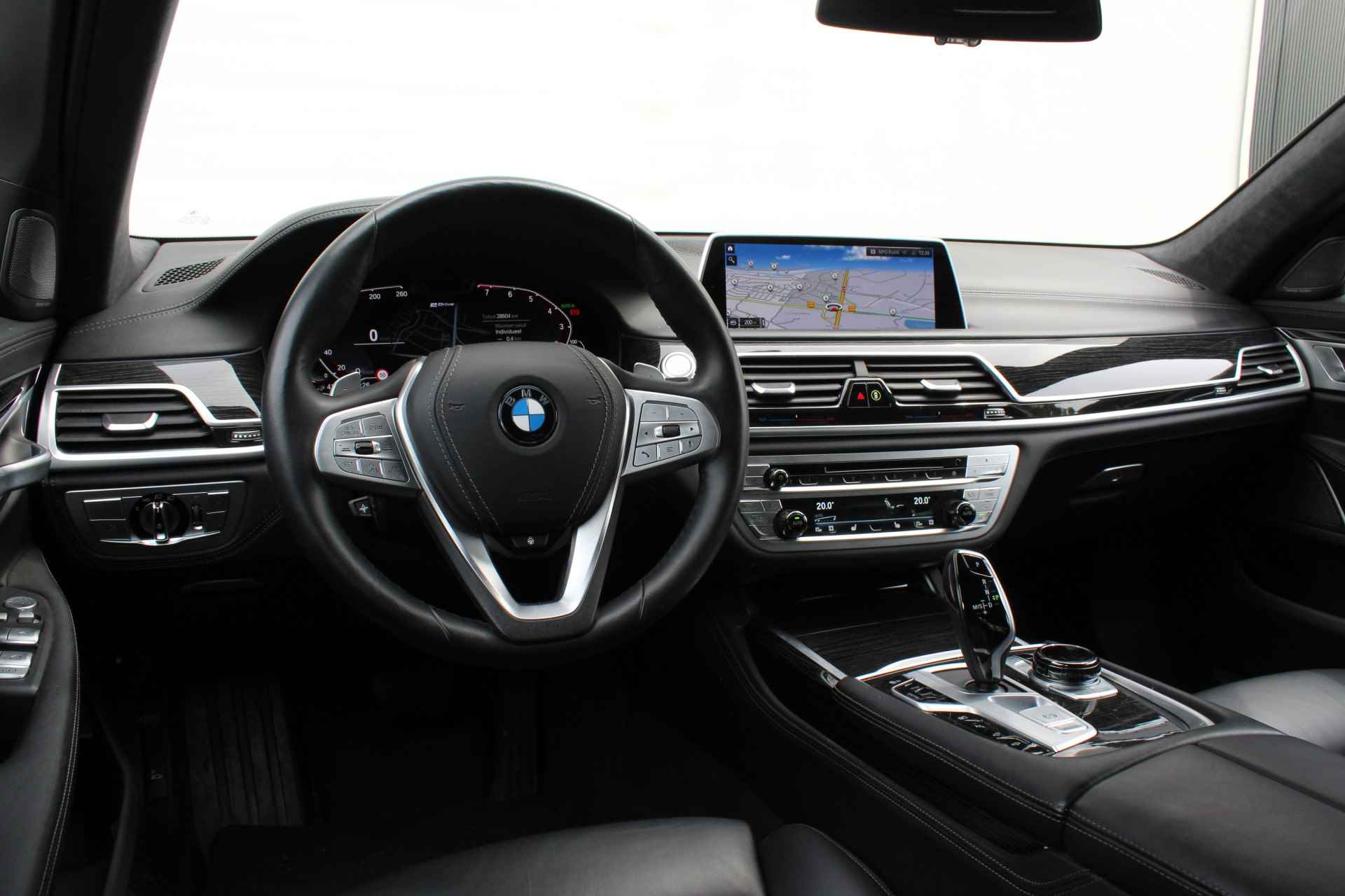 BMW 7 Serie 745e High Executive Automaat / Schuif-kanteldak / Laserlight / Active Steering / Parking Assistant Plus / Soft Close / Gesture Control / Driving Assistant Professional - 32/35