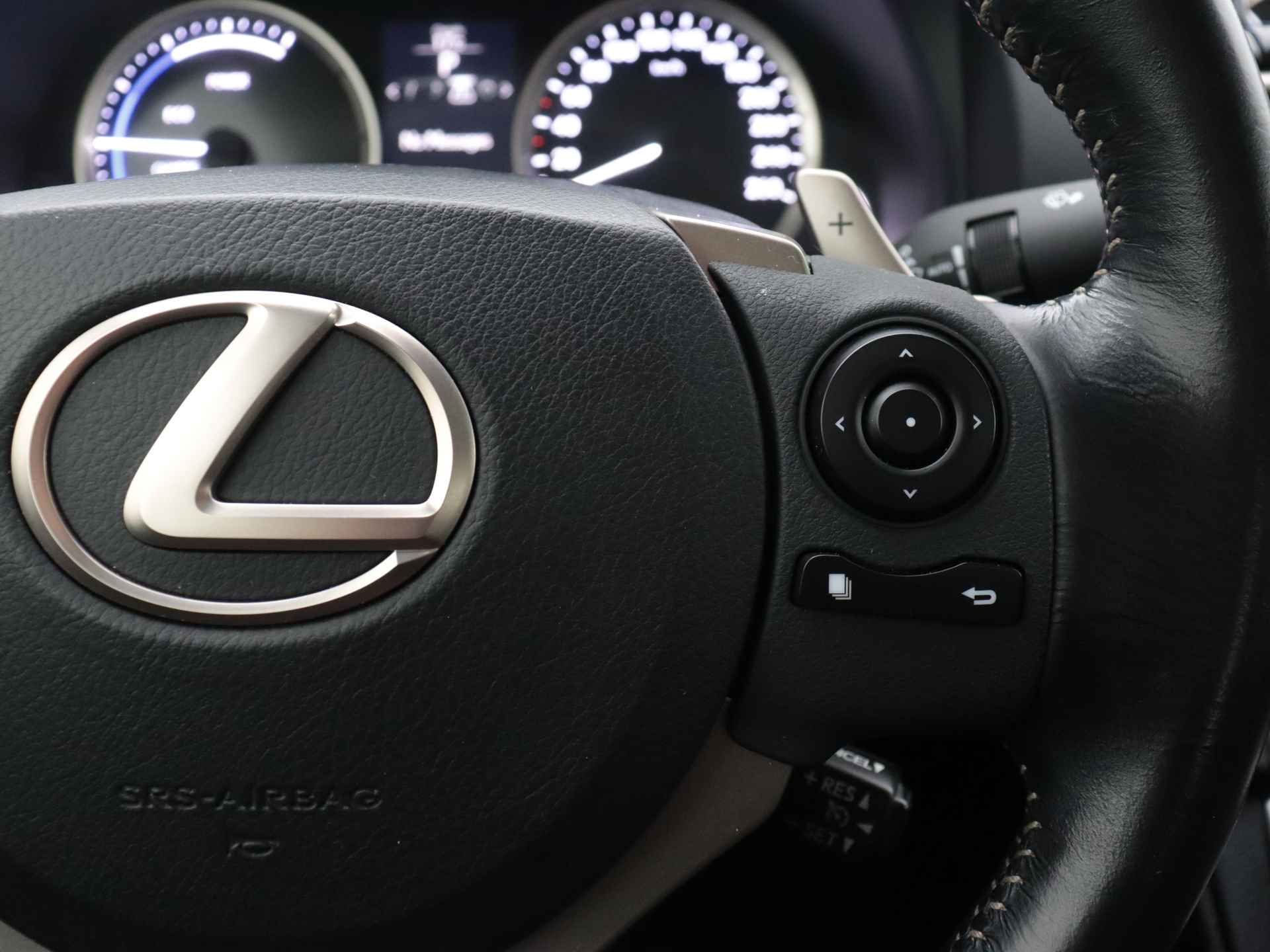 Lexus IS 300h 25th Edition | Navigatie | Camera | LM velgen | Cruise Control | Parkeersensoren | Stoelverwarming | - 23/46