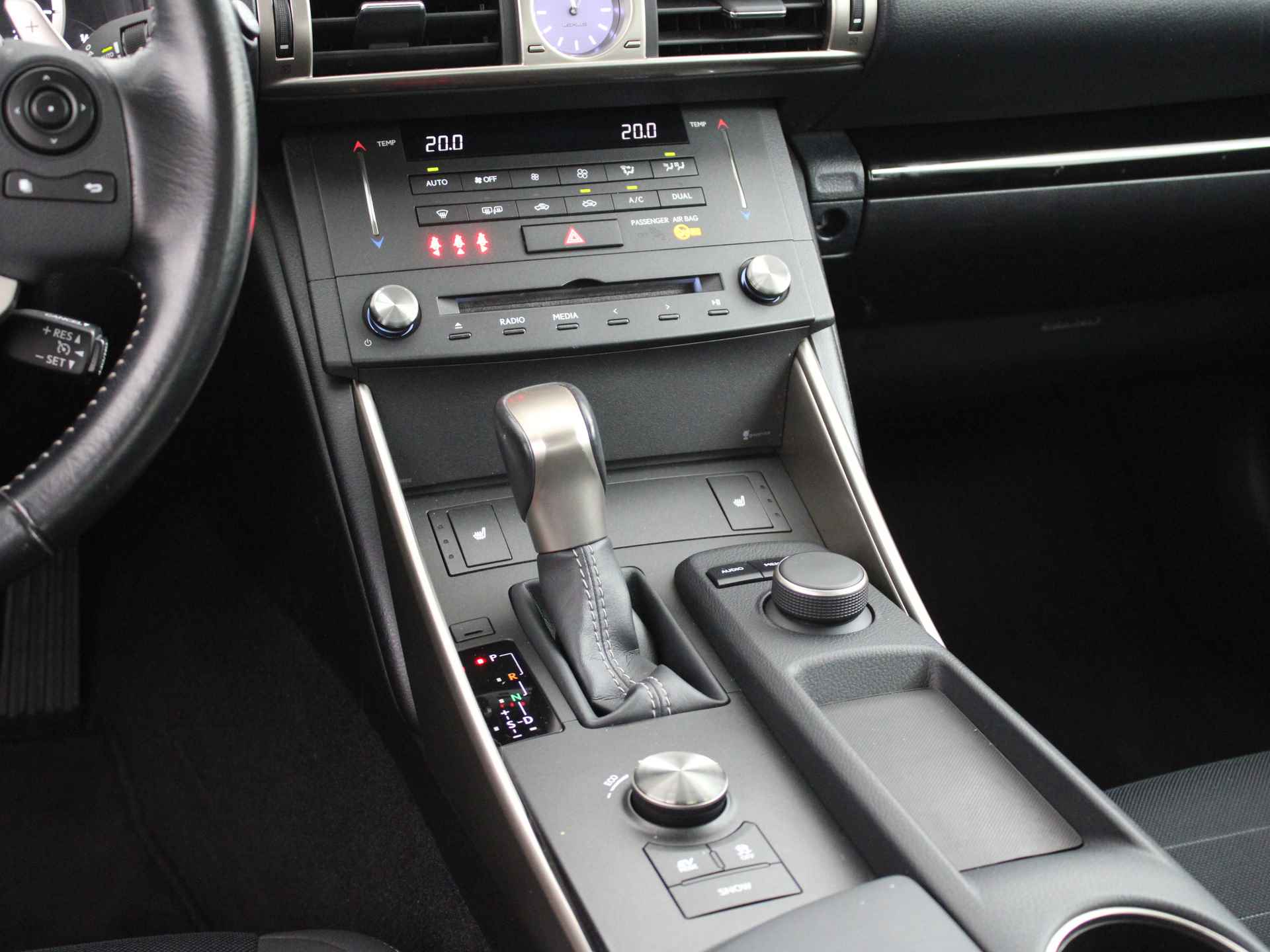 Lexus IS 300h 25th Edition | Navigatie | Camera | LM velgen | Cruise Control | Parkeersensoren | Stoelverwarming | - 11/45