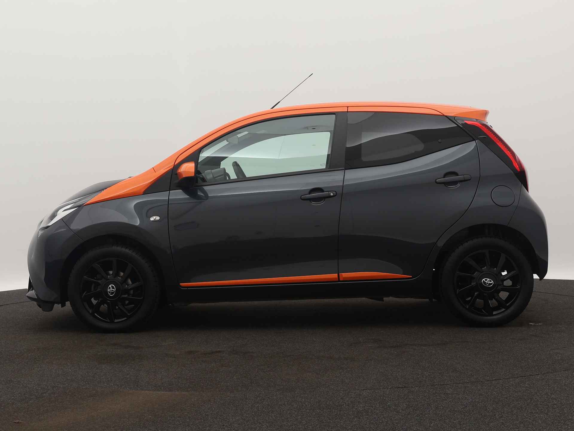 Toyota Aygo 1.0 X-JBL Limited | Safety Sense | Climate Control | Apple Carplay/Android Auto | - 4/41