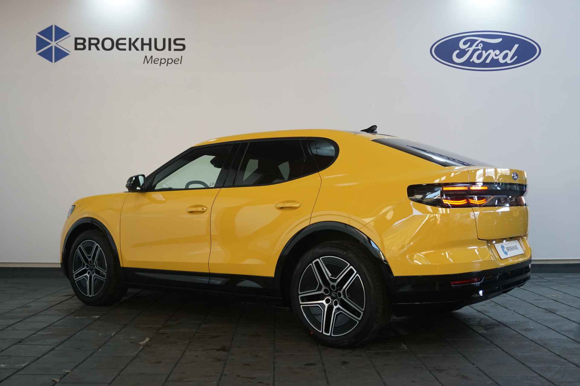 Ford Capri Premium Extended Range RWD 77 kWh | Vivid Yellow | 20" LMV | Driver assistance pack | Panoramadak | SNEL RIJDEN! - 4/45