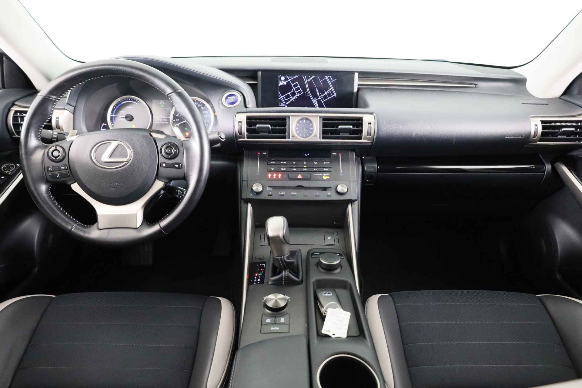 Lexus IS 300h Sport Edition | Stoelverwarming | Schuif-/ Kanteldak | Navigatie | Camera | Half-Leder | - 6/43