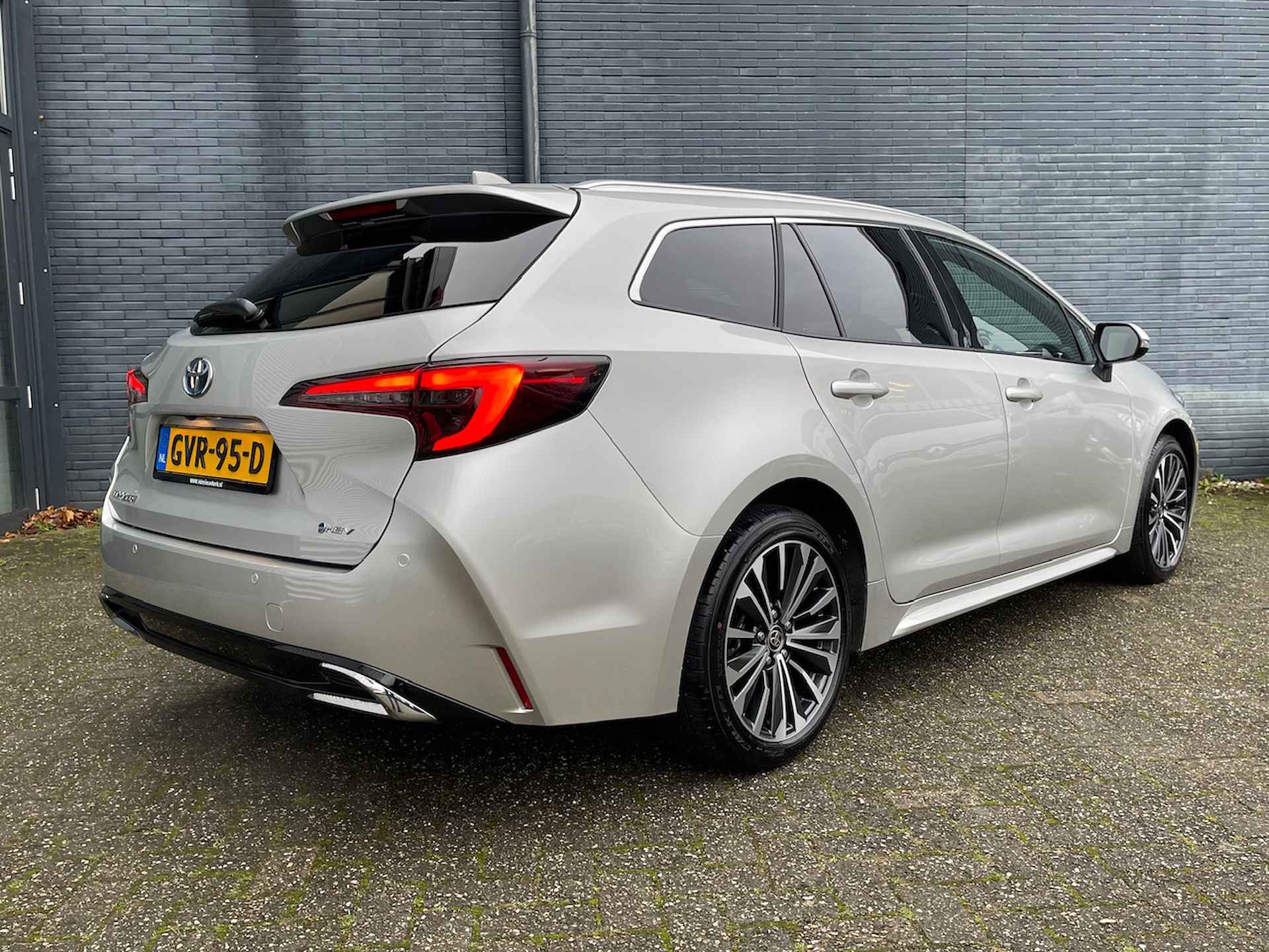 TOYOTA Corolla Touring Sports 1.8 Hybrid 140pk Automaat First Edition | Facelift model | Digitaal Dashboard | Elektrisch Achterklep | Stoel/Stuur Verwarming | Voorraamverwarming | - 2/46