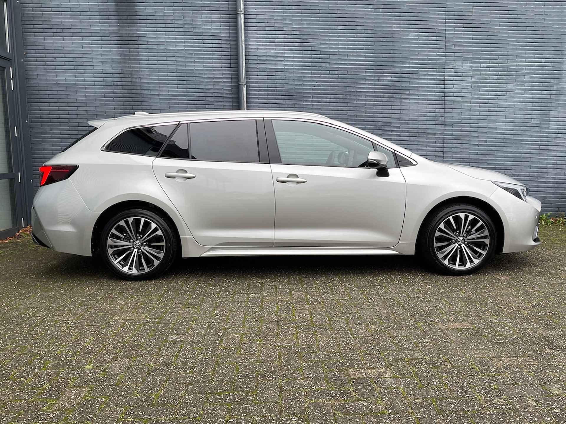 TOYOTA Corolla Touring Sports 1.8 Hybrid 140pk Automaat First Edition | Facelift model | Digitaal Dashboard | Elektrisch Achterklep | Stoel/Stuur Verwarming | Voorraamverwarming | - 3/46