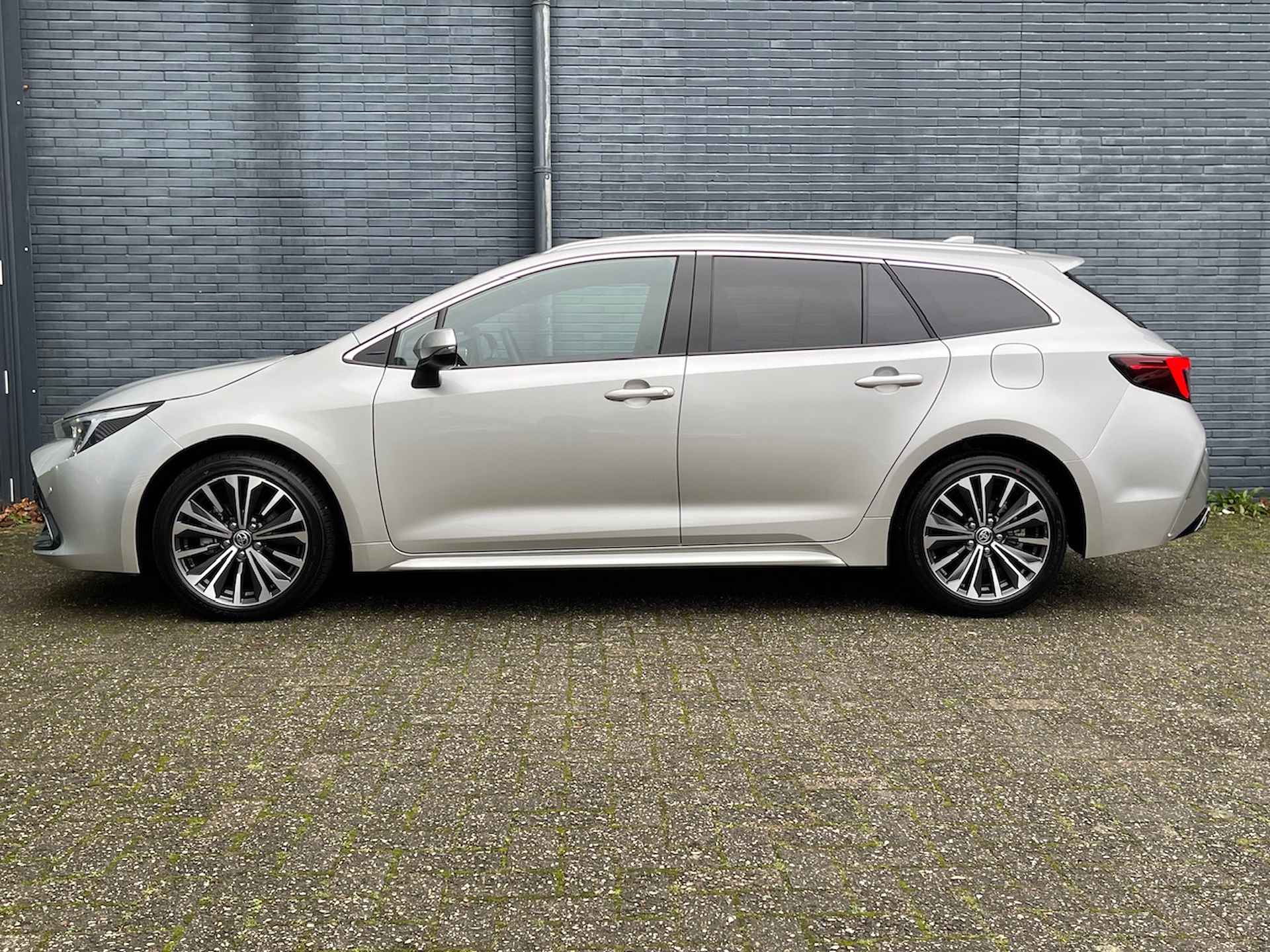 TOYOTA Corolla Touring Sports 1.8 Hybrid 140pk Automaat First Edition | Facelift model | Digitaal Dashboard | Elektrisch Achterklep | Stoel/Stuur Verwarming | Voorraamverwarming | - 13/46