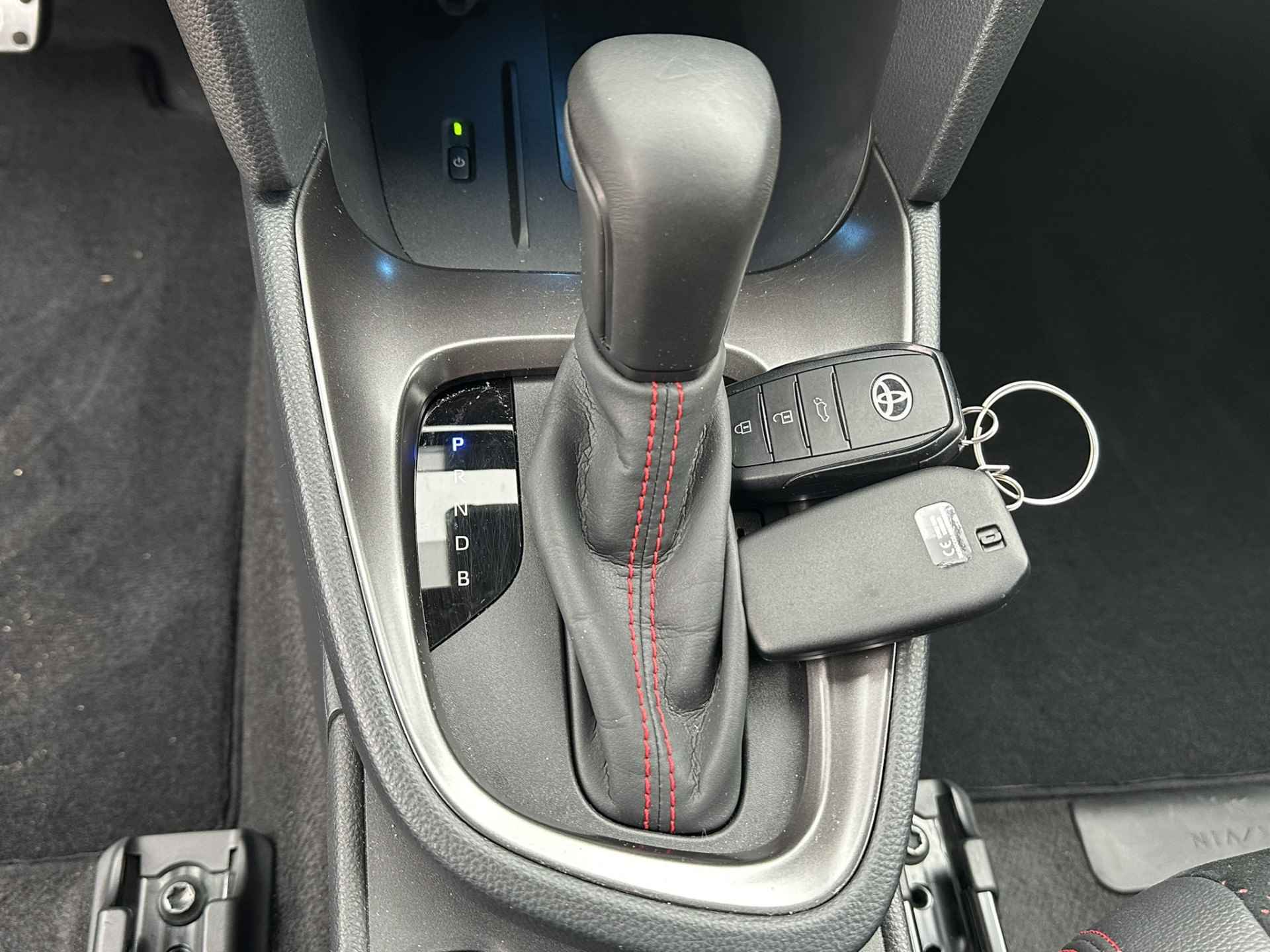 Toyota Yaris Cross 1.5 Hybrid GR Sport Bi -Tone | LED | Pano | Adapt. Cruise | DAB | Apple Carplay | Stoel- en stuurverwarming | Leder-alcantara - 32/85