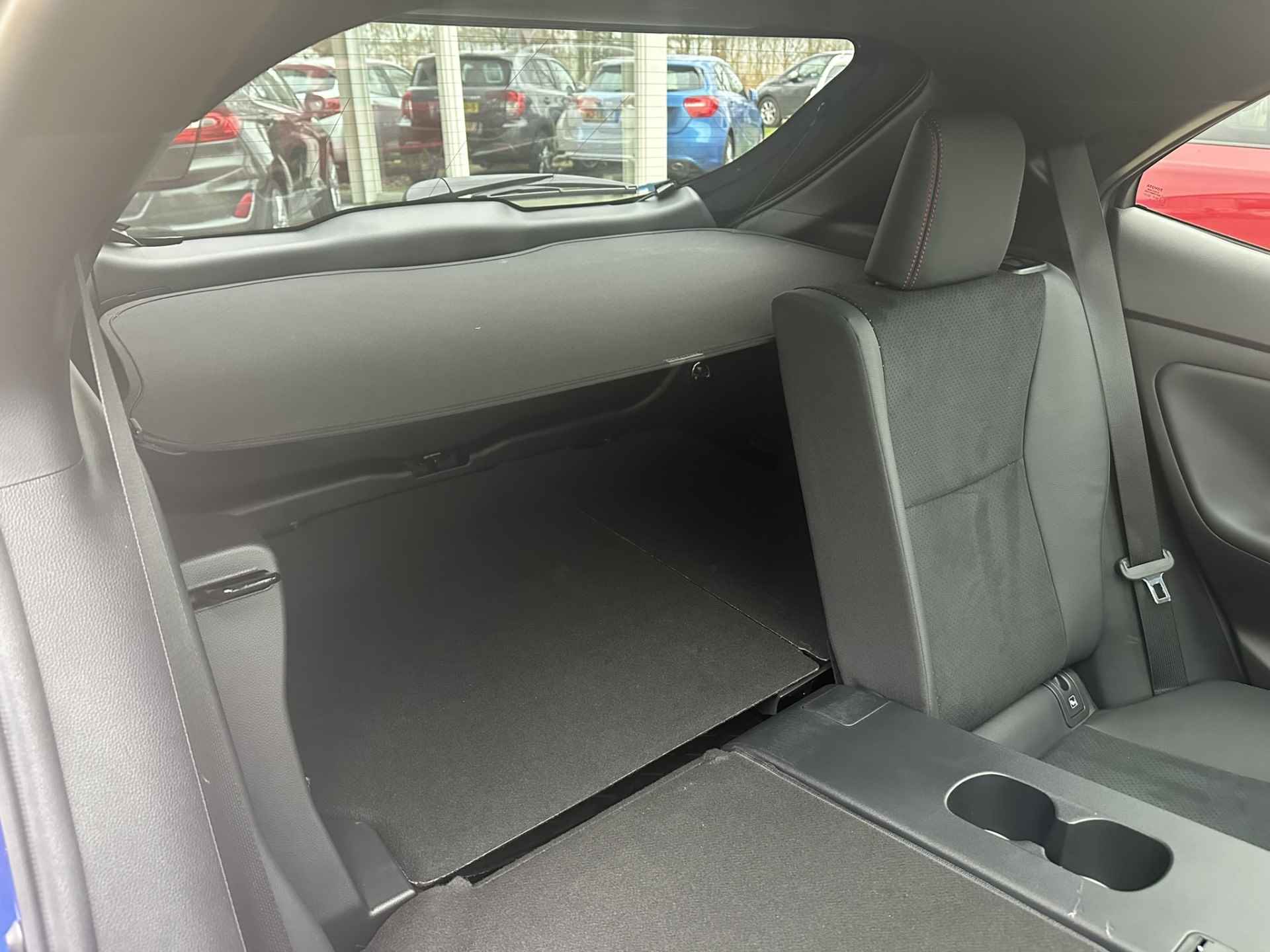 Toyota Yaris Cross 1.5 Hybrid GR Sport Bi -Tone | LED | Pano | Adapt. Cruise | DAB | Apple Carplay | Stoel- en stuurverwarming | Leder-alcantara - 77/85