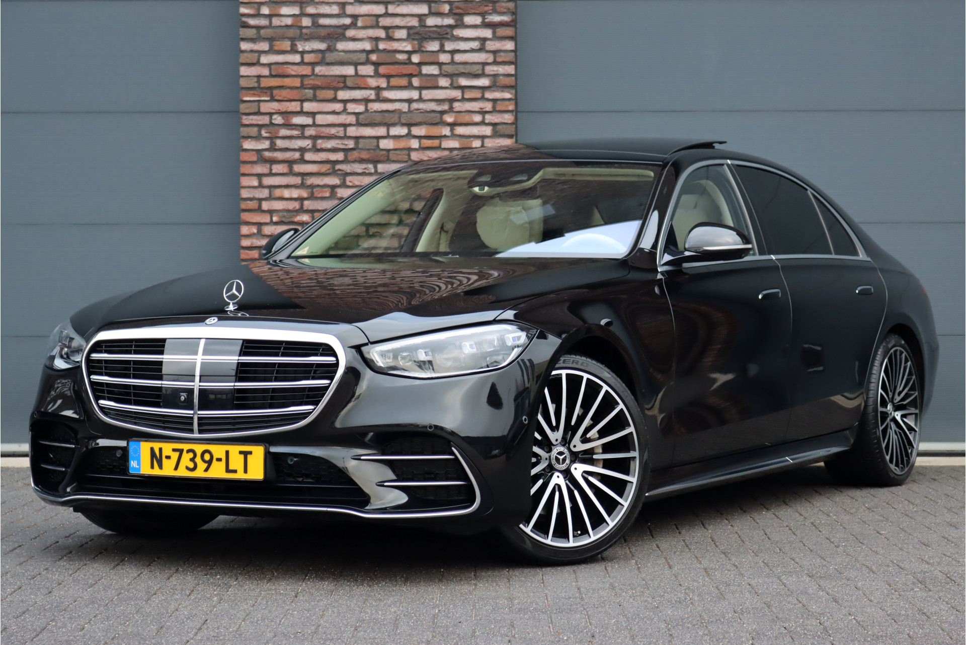 Mercedes-Benz S-Klasse 500 4MATIC Lang AMG Line Aut9 | Luchtvering | Distronic+ | Memory | Burmester | Stoelventilatie V+A | Massage V+A |Schermen Achter | Nappa Leder | 3D-Display | Verwarmd Stuurwiel | Vlakkenverwarming | Standkachel |