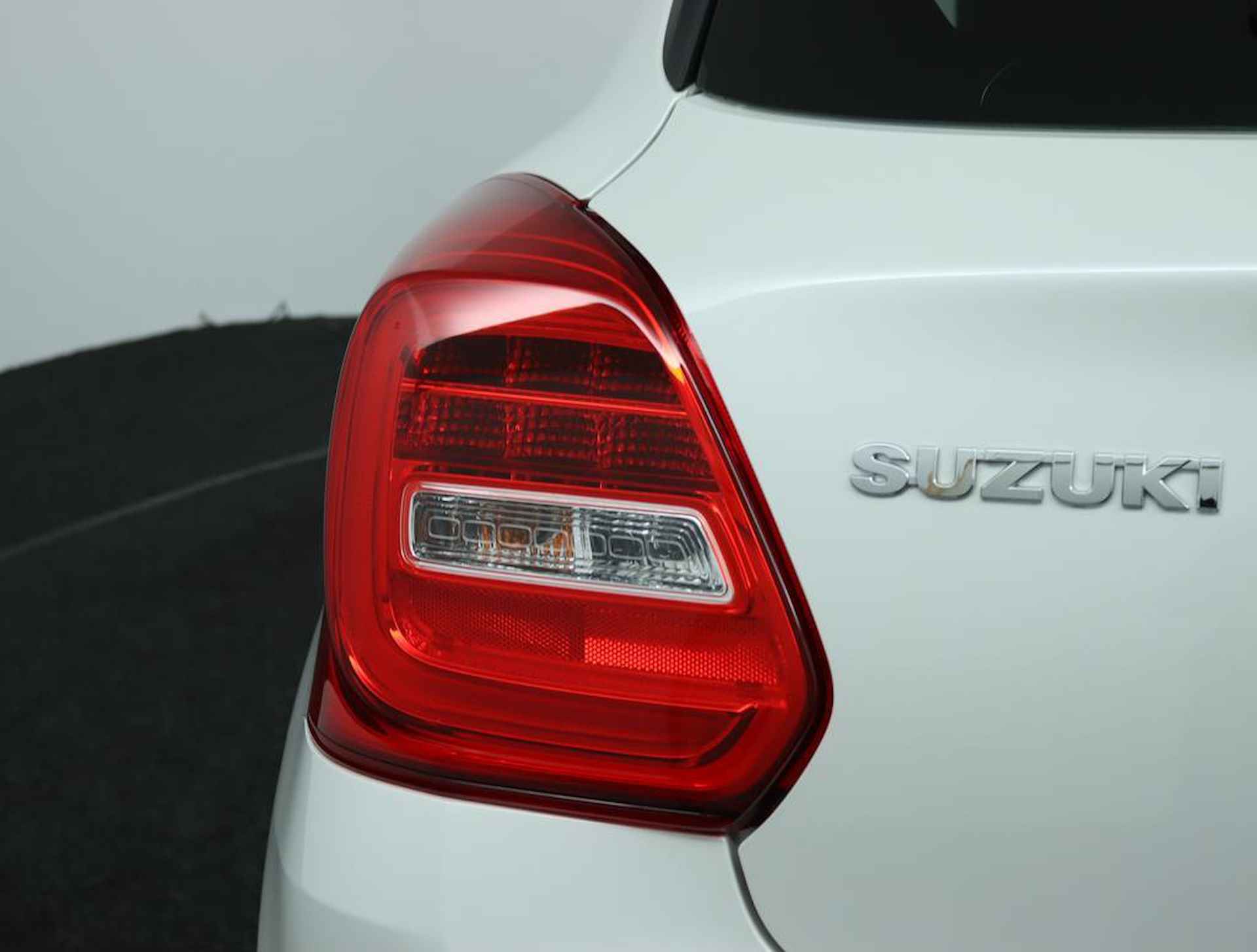 Suzuki Swift 1.2 Style Smart Hybrid | Climate control | Cruise control adaptive | Navigatie | Camera | Parkeersensoren | Stoelverwarming | ACTIEPRIJS | - 39/50