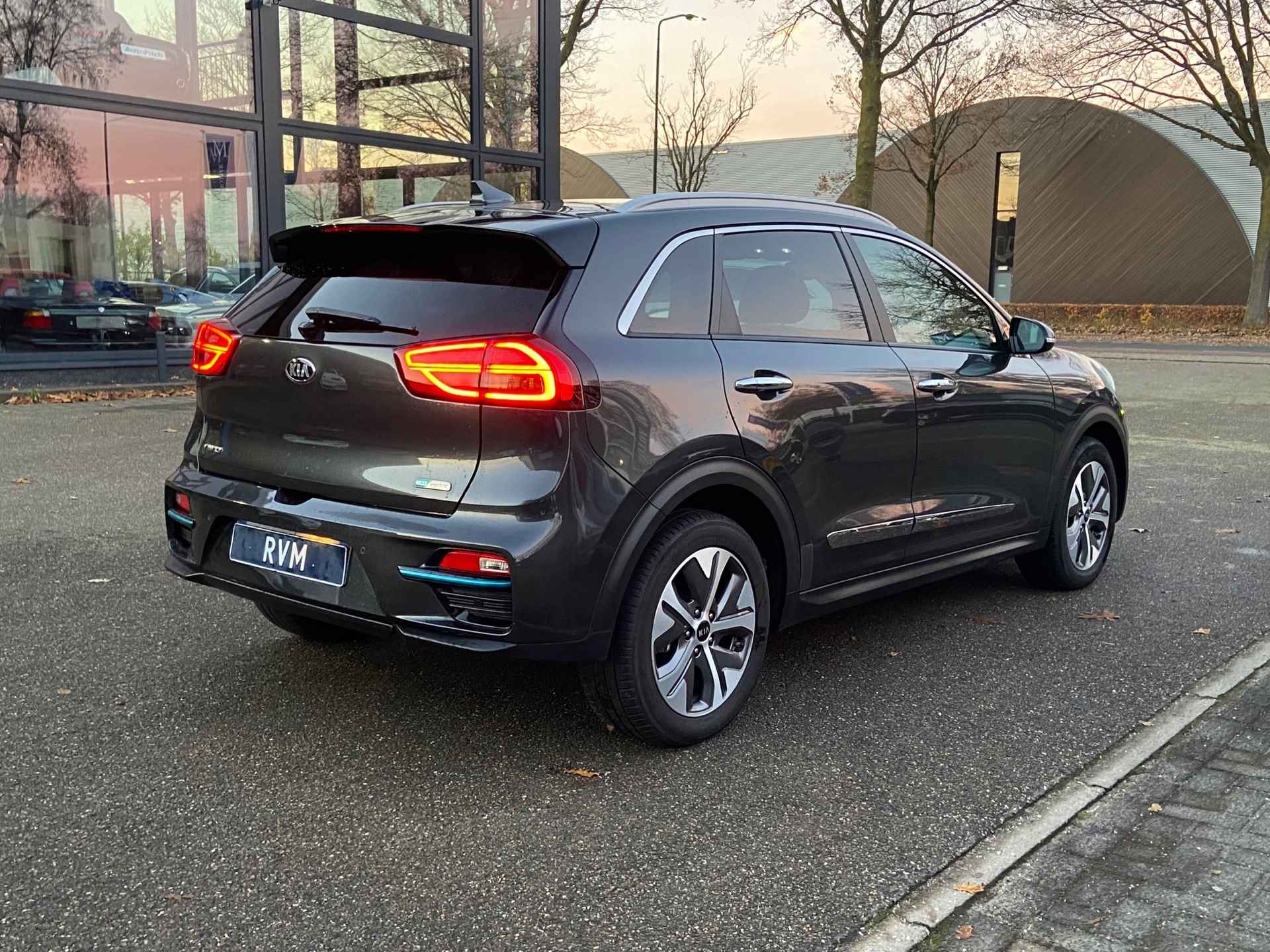 Kia E-Niro ExecutiveLine 64 kWh VAN 30.900 VOOR 26.877 EINDEJAARSVOORDEEL 4.023 | PANO | JBL AUDIO | KIA GARANTIE T/M 2-2029 - 5/34