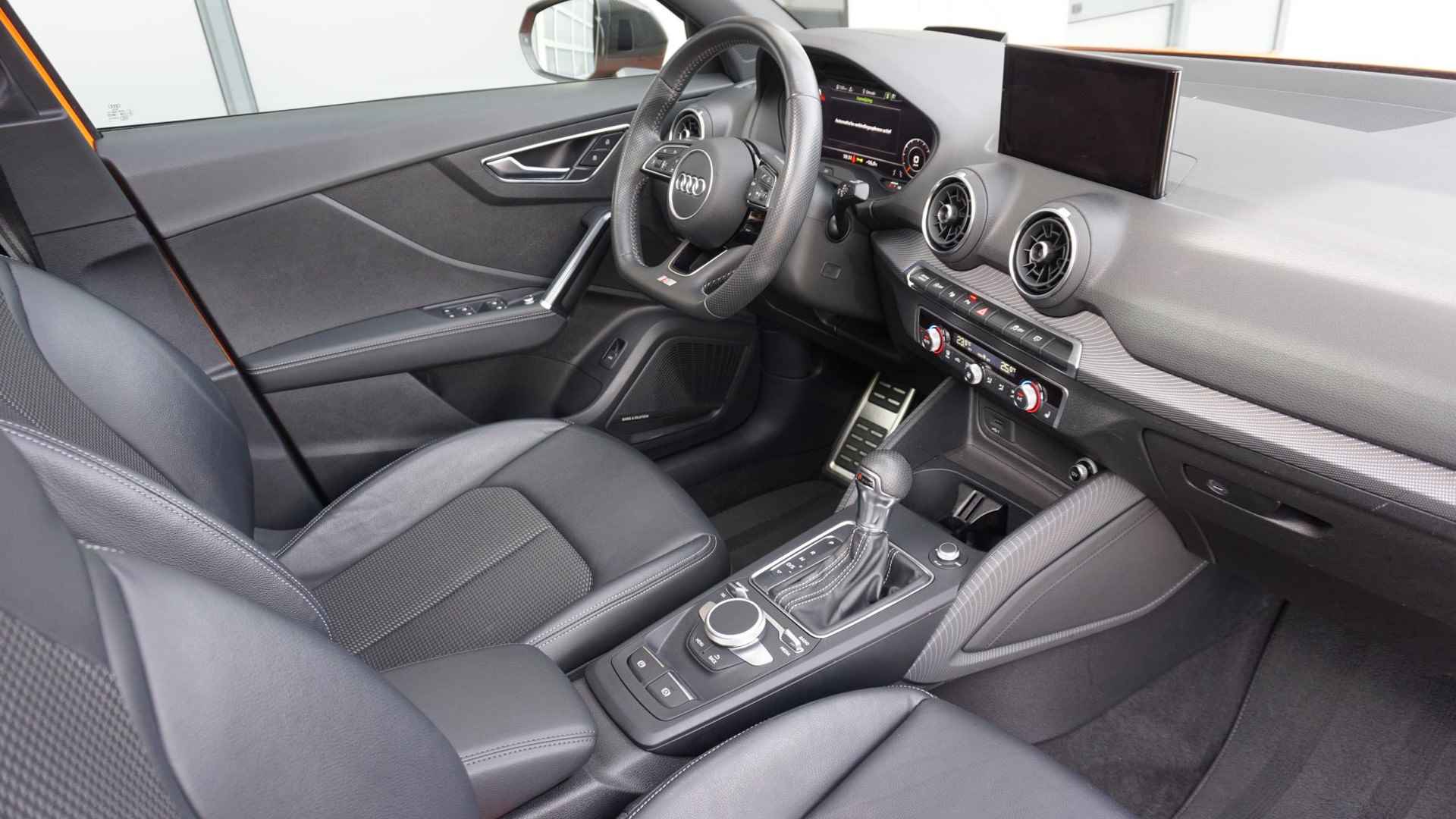 Audi Q2 1.4 TFSI 150pk 2x S-Line Pano.Dak B&O Head-Up 19inch LM Rotor Afn.Trekhaak Carbon pack & Black Pack Keyless Virtual Cockpit *Papaya Orange Pearl* 1e Eigenaar! - 31/84