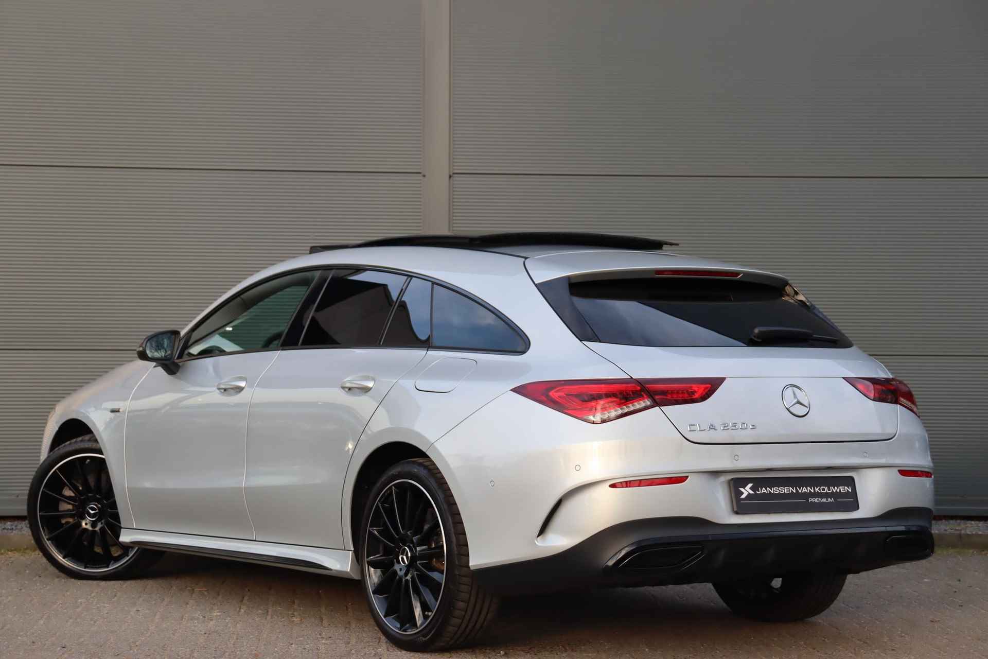 Mercedes-Benz CLA-klasse Shooting Brake 250e AMG Panoramadak Burmester 19" Widescreen - 4/59