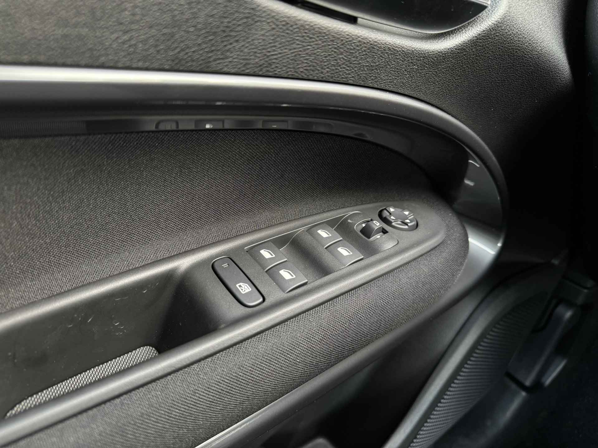 Fiat 600E RED 54 kWh | Sensoren achter | Cruise Control | Climate | Carplay - 40/40