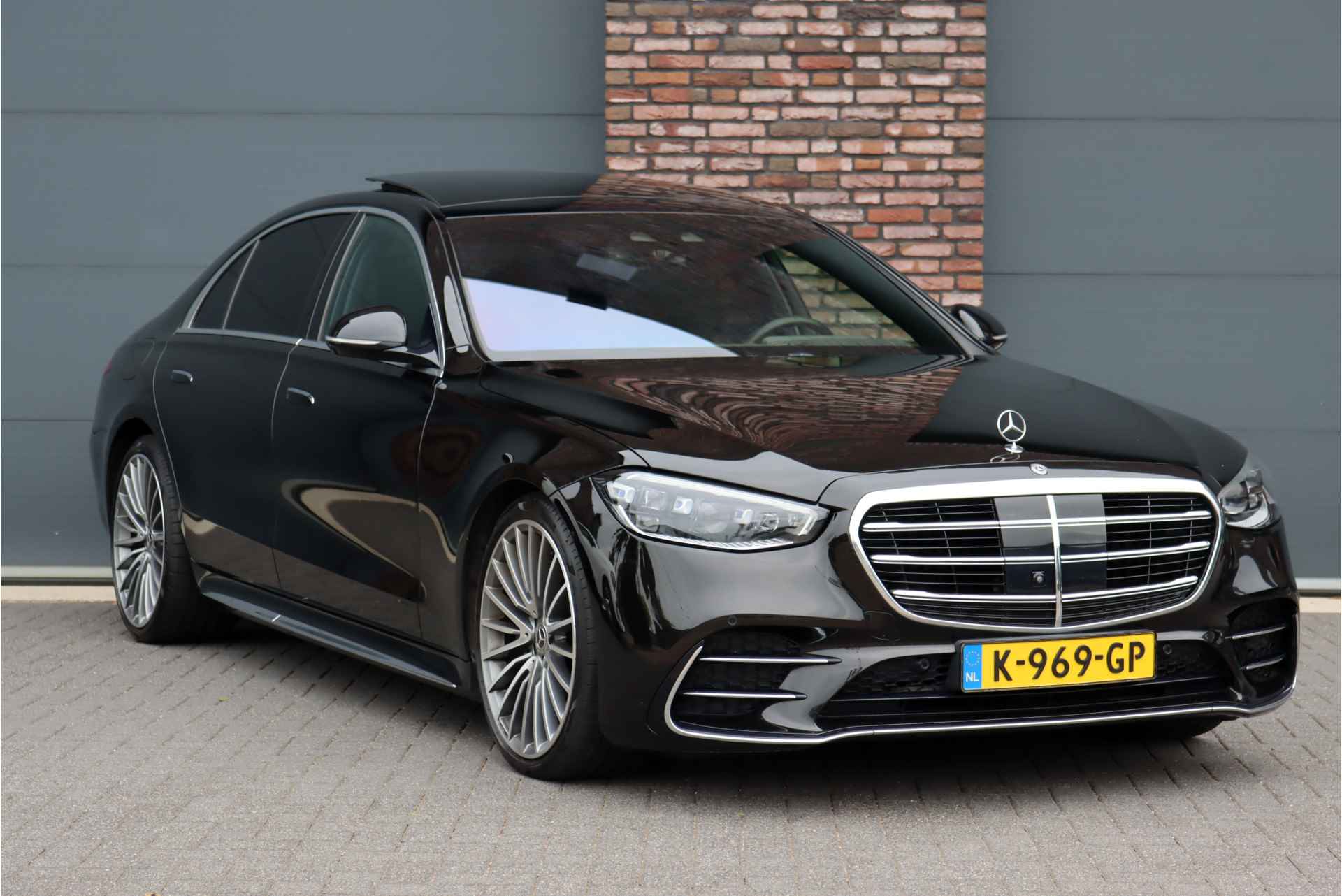 Mercedes-Benz S-Klasse 400d 4MATIC Lang AMG Line Aut9 | Airmatic | Achterasbesturing | Distronic+ | MBUX Tablet | 3D-Display | Stoelverwarming-/ventilatie | Burmester | Digital Light | Massage | Rijassistentiepakket+ | - 4/53