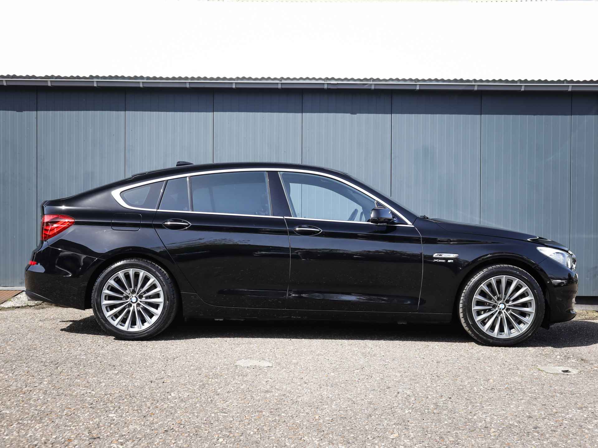 BMW 5 Serie Gran Turismo 550XI, High Executive (408 PK) Keurig-Onderh, 12-Mnd-Bovag, NL-Auto, Panoramadak, Leer, Keyless-Entry, Panoramisch-Schuifkanteldak,, Head-Up, Adaptieve-Cruisecontrol, Rondom-Camera, Privacy-Glas - 4/44