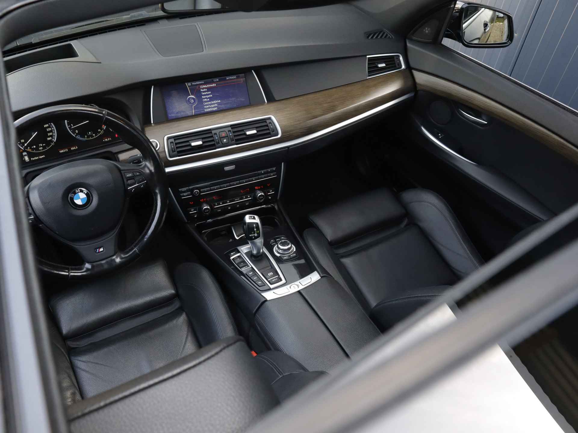 BMW 5 Serie Gran Turismo 550XI, High Executive (408 PK) Keurig-Onderh, 12-Mnd-Bovag, NL-Auto, Panoramadak, Leer, Keyless-Entry, Panoramisch-Schuifkanteldak,, Head-Up, Adaptieve-Cruisecontrol, Rondom-Camera, Privacy-Glas - 9/44