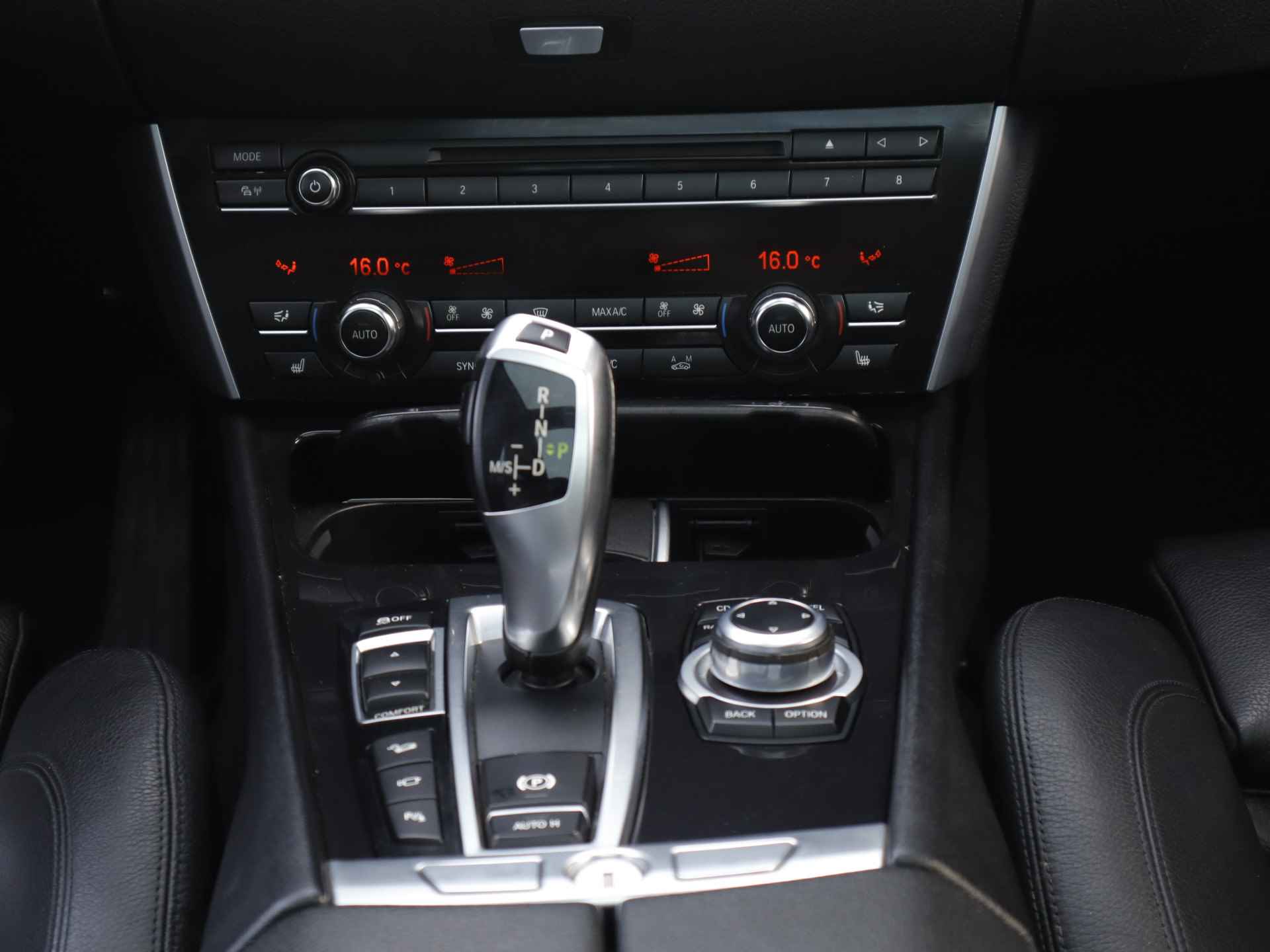 BMW 5 Serie Gran Turismo 550XI, High Executive (408 PK) Keurig-Onderh, 12-Mnd-Bovag, NL-Auto, Panoramadak, Leer, Keyless-Entry, Panoramisch-Schuifkanteldak,, Head-Up, Adaptieve-Cruisecontrol, Rondom-Camera, Privacy-Glas - 17/44