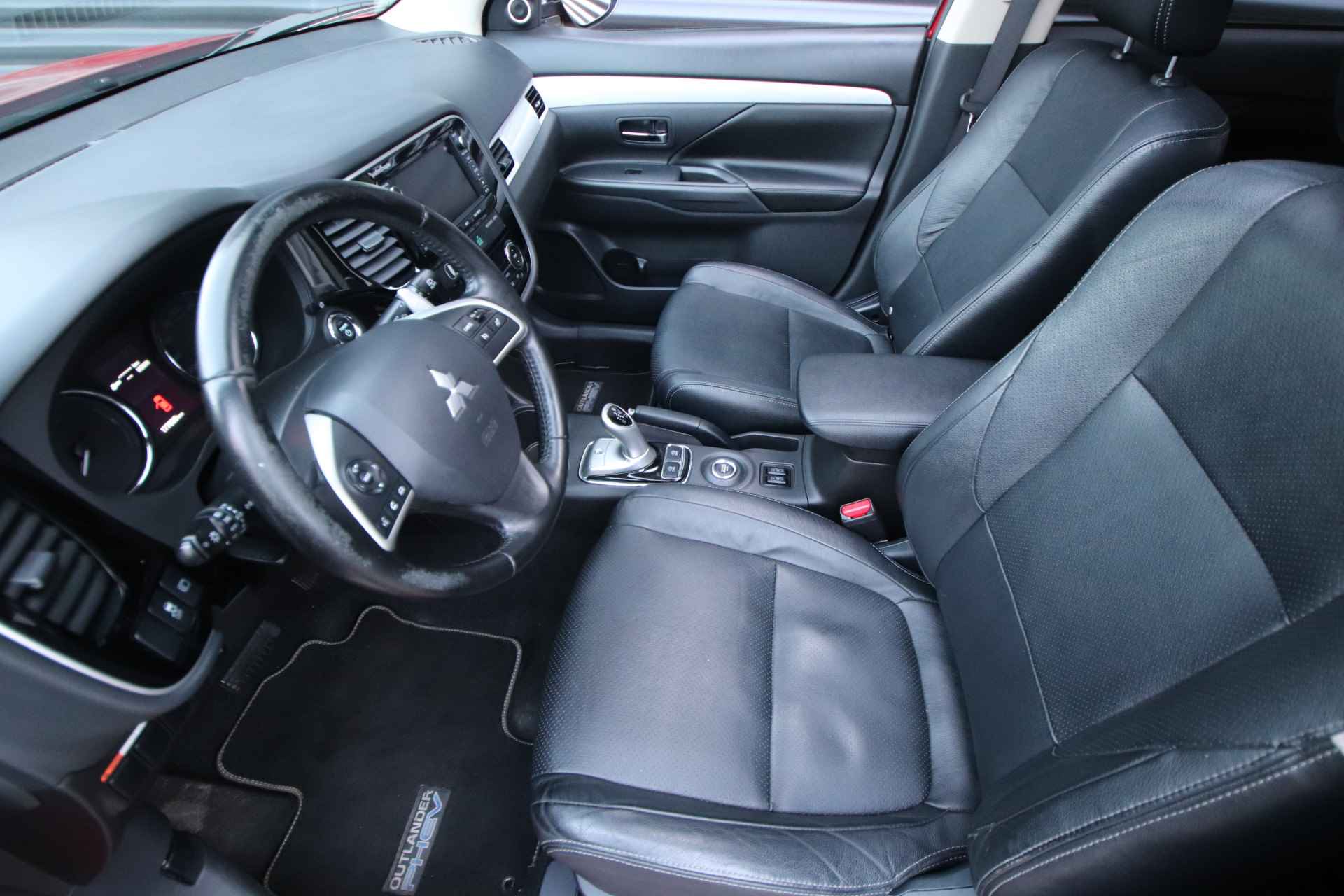 Mitsubishi Outlander 2.0 PHEV Limited Edition X-Line Schuif-/kanteldak, Trekhaak, Navigatie - 20/75