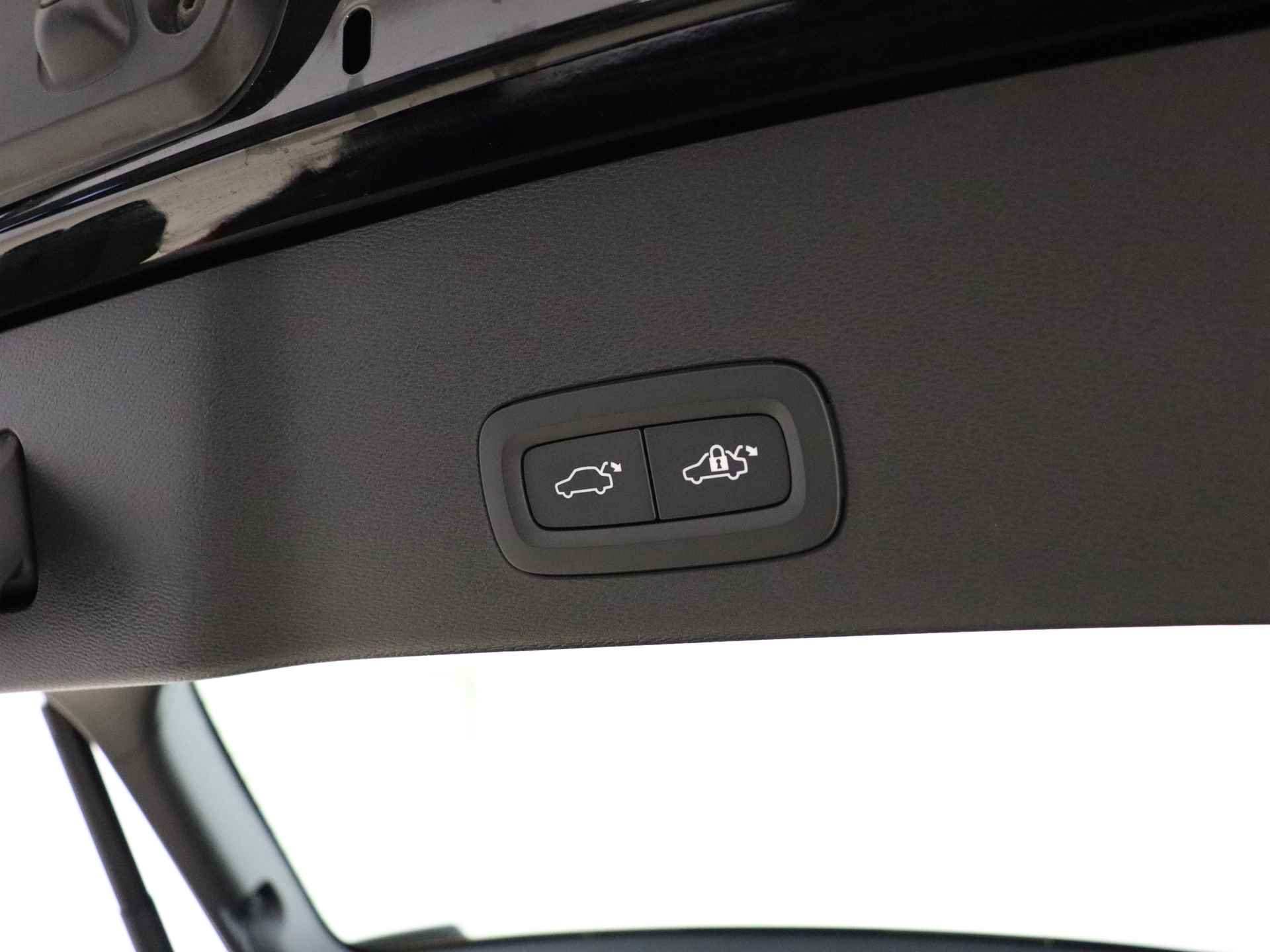 Volvo C40 Recharge 232pk Plus / Panoramadak / Stoel + Stuurw. Verwarming / Adapt. Cruise / BLIS / Keyless / DAB / 19'' / PDC + CAM /  Elektr. Achterklep / - 15/38