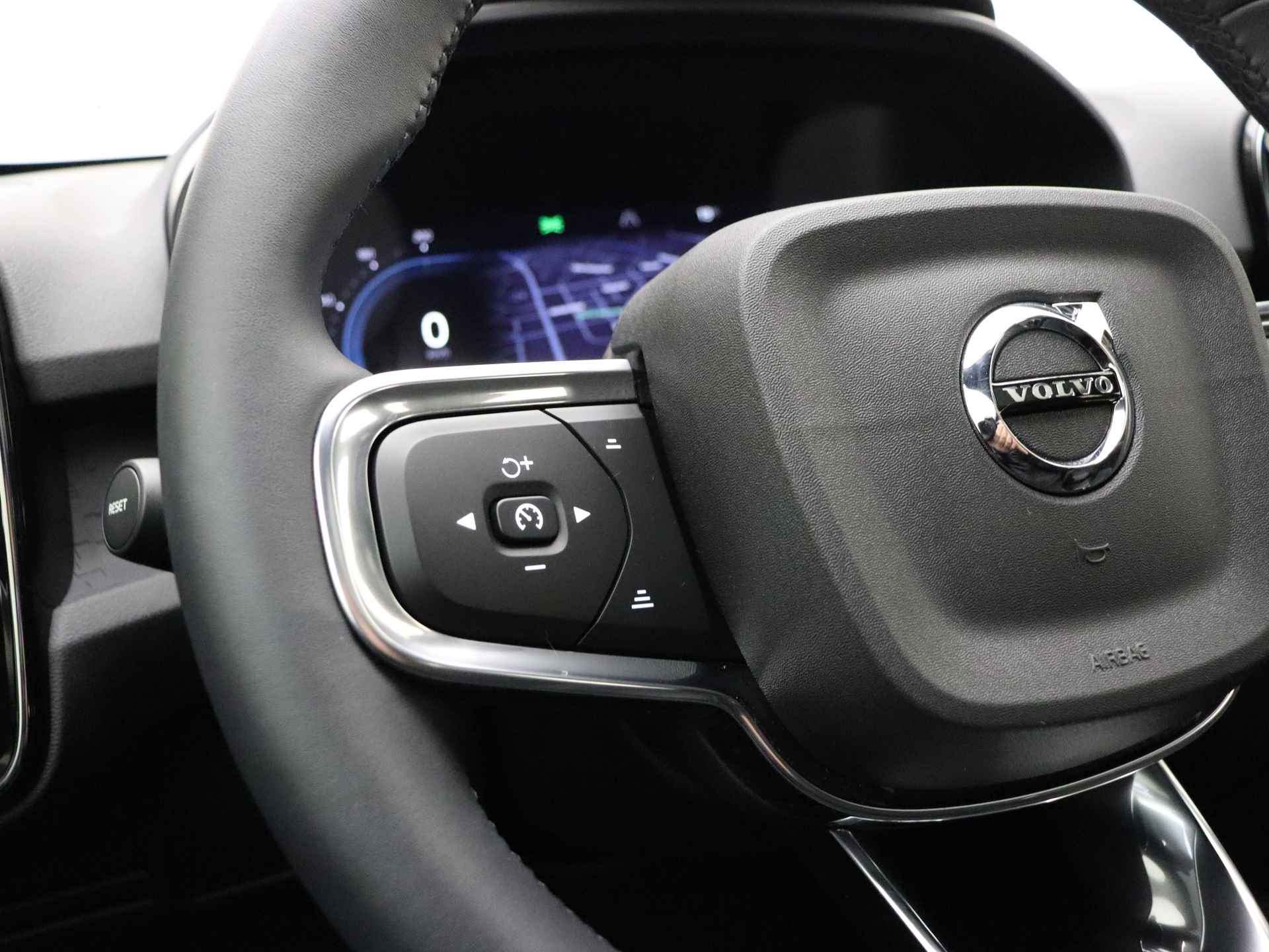 Volvo C40 Recharge 232pk Plus / Panoramadak / Stoel + Stuurw. Verwarming / Adapt. Cruise / BLIS / Keyless / DAB / 19'' / PDC + CAM /  Elektr. Achterklep / - 35/38