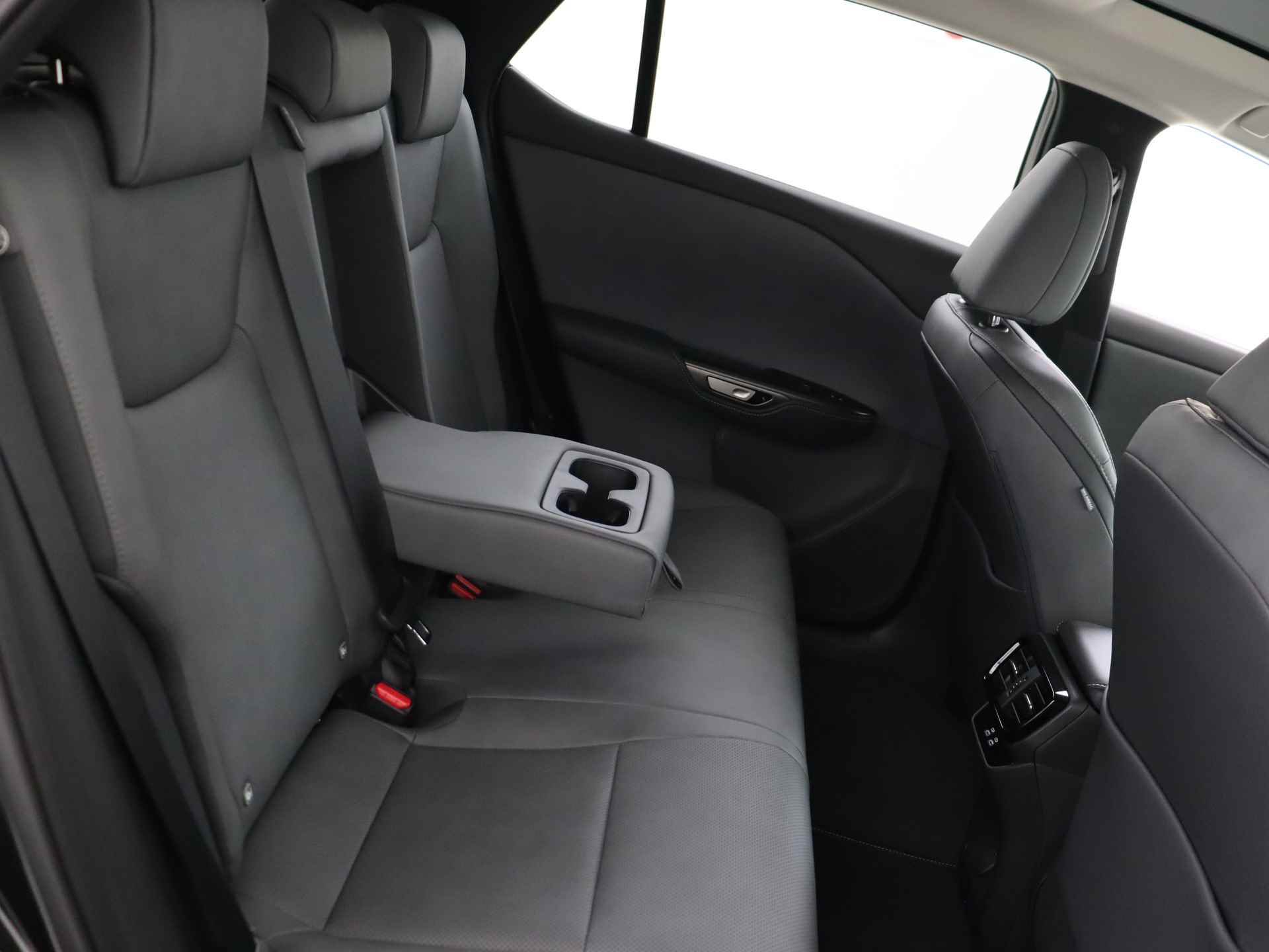 Lexus RZ 450e Executive Line | Panoramisch dak | Lederen Bekleding | Elektrische Stoelen | - 9/38