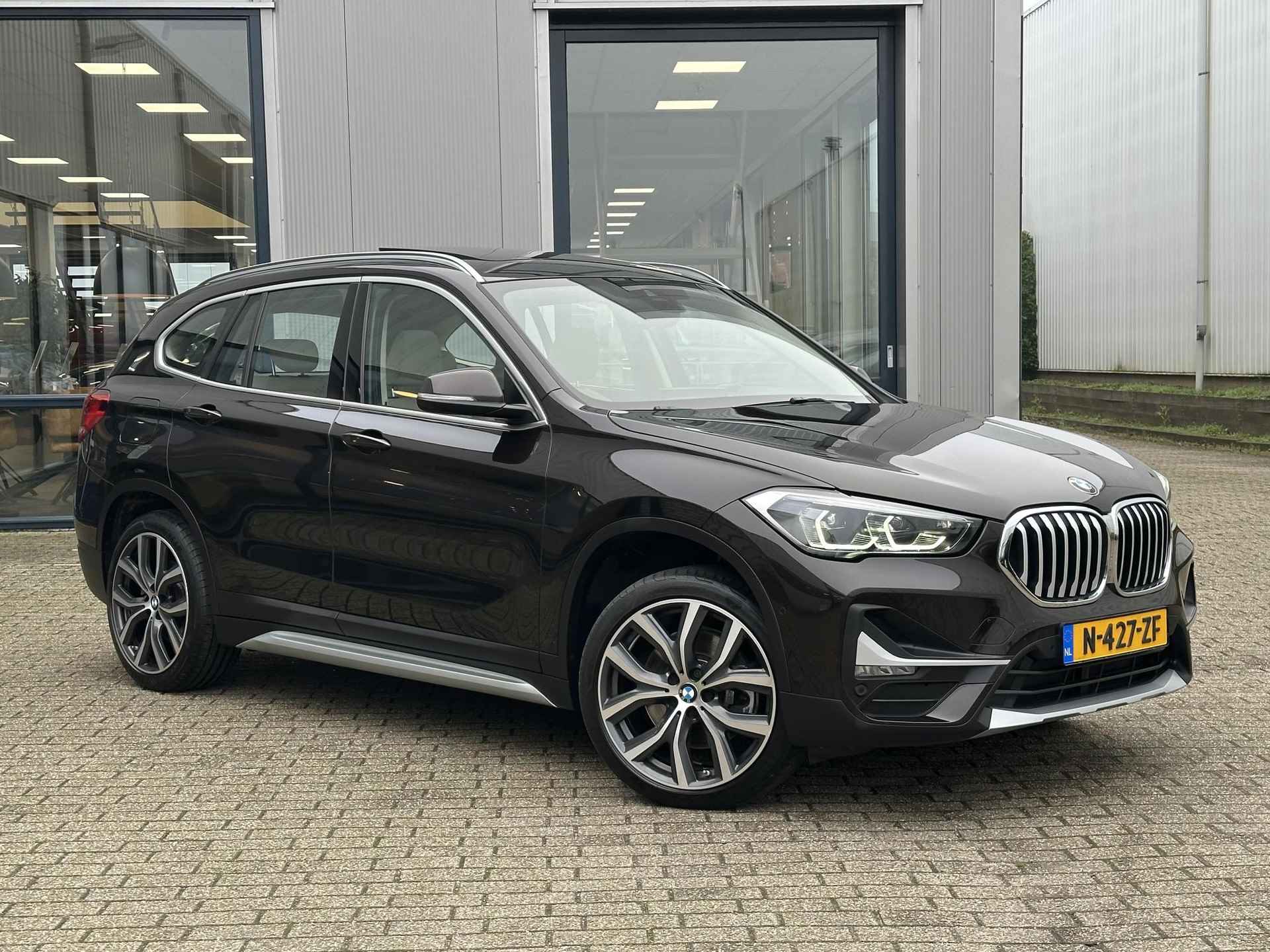 BMW X1 sDrive20i 178pk Business Edition Plus | Head-up/Leder/Sportstoel/Navi/Camera/19-inch - 28/59