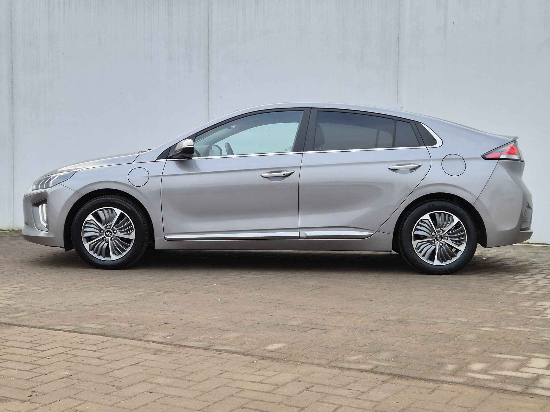 Hyundai IONIQ 1.6 GDi PHEV Comfort Automaat / Apple Carplay Android Auto / Achteruitrijcamera / Climate control / Keyless Entry/Start / Lichtmetalen wielen 16“ / - 10/50