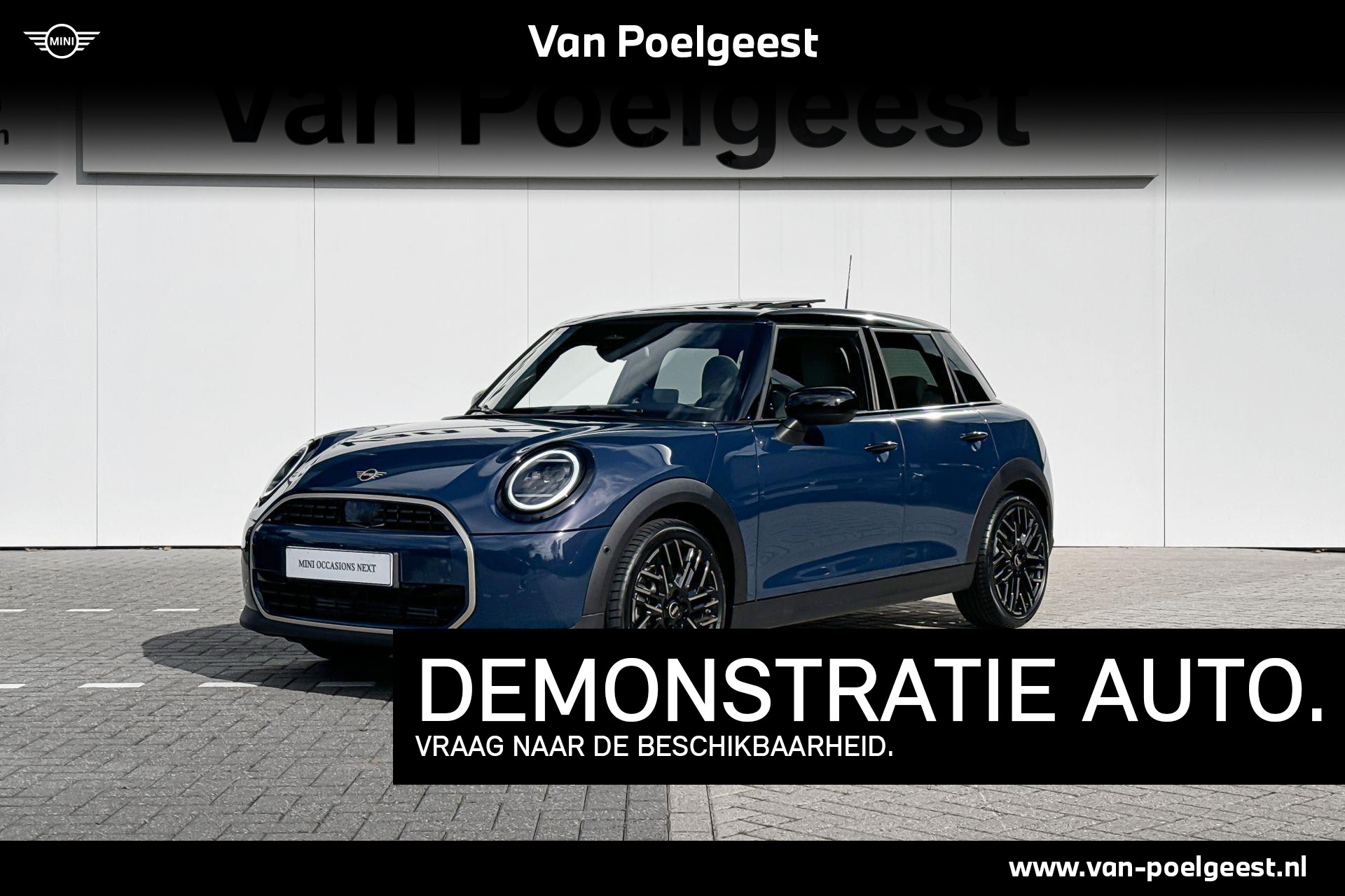 MINI 5-deurs Cooper C Favoured | Pakket M | Dak en spiegelkappen in Jetblack