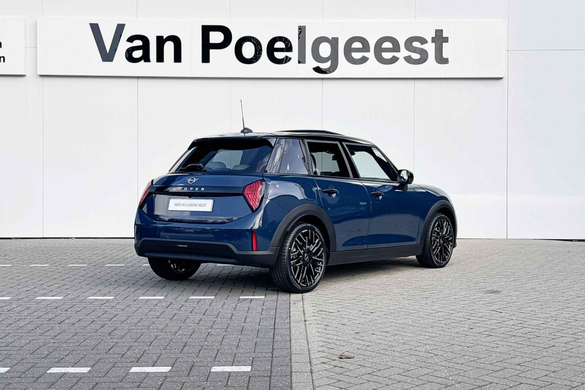 MINI 5-deurs Cooper C Favoured | Pakket M | Dak en spiegelkappen in Jetblack - 4/23