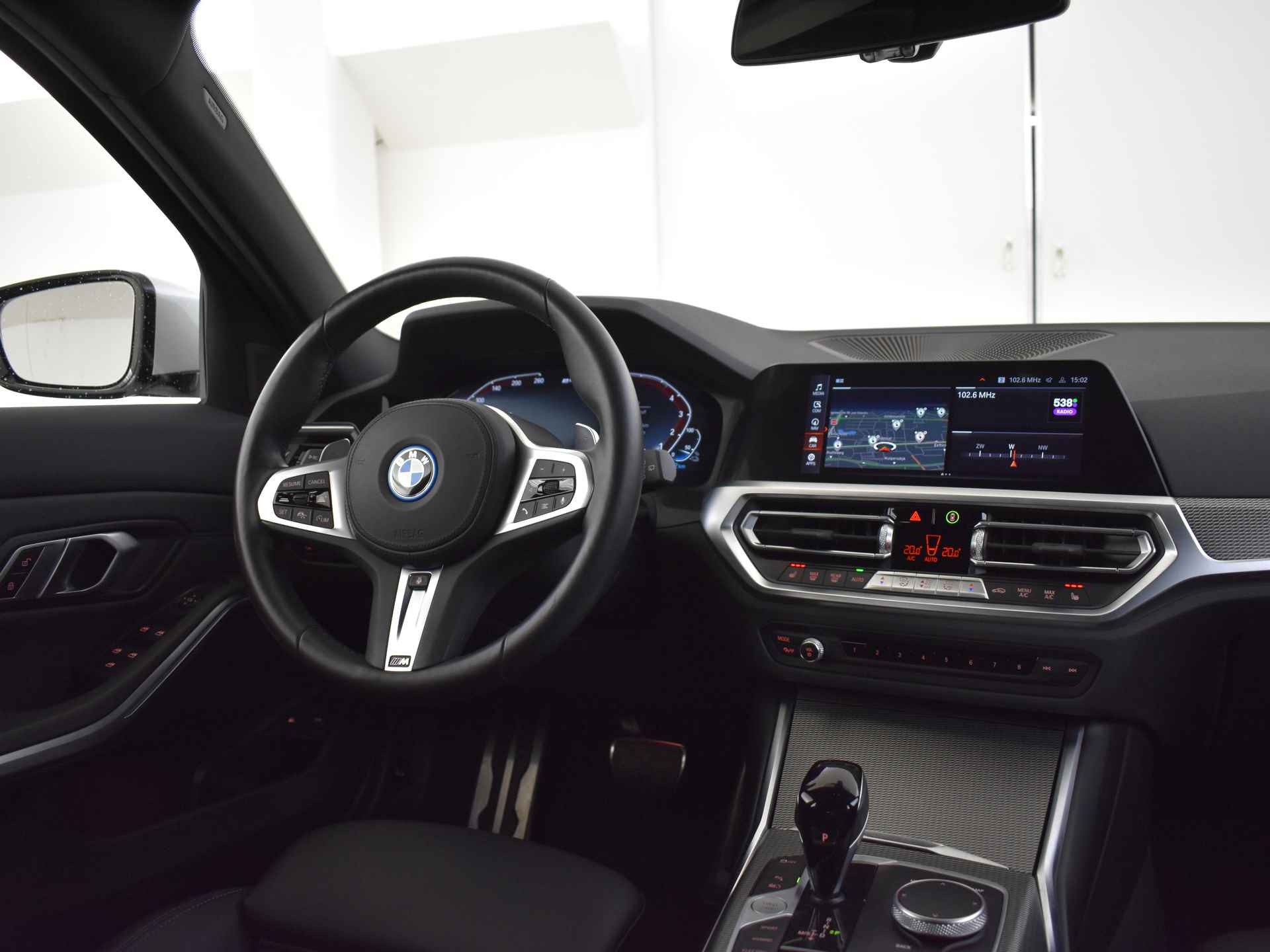 BMW 3 Serie Touring 330e High Executive M Sport Automaat / Trekhaak / Sportstoelen / Active Cruise Control / LED / Parking Assistant / Live Cockpit Professional - 12/49