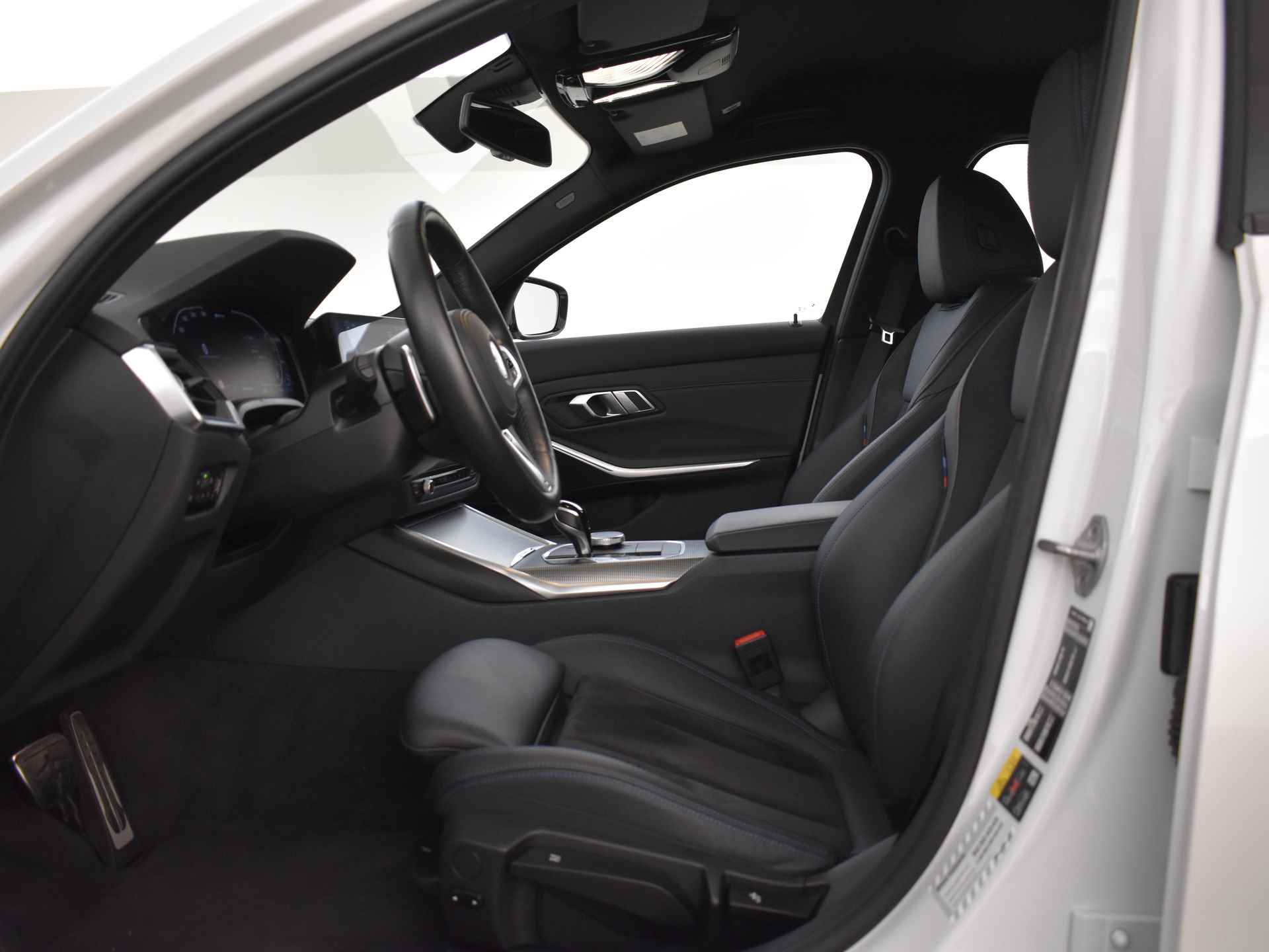 BMW 3 Serie Touring 330e High Executive M Sport Automaat / Trekhaak / Sportstoelen / Active Cruise Control / LED / Parking Assistant / Live Cockpit Professional - 13/49