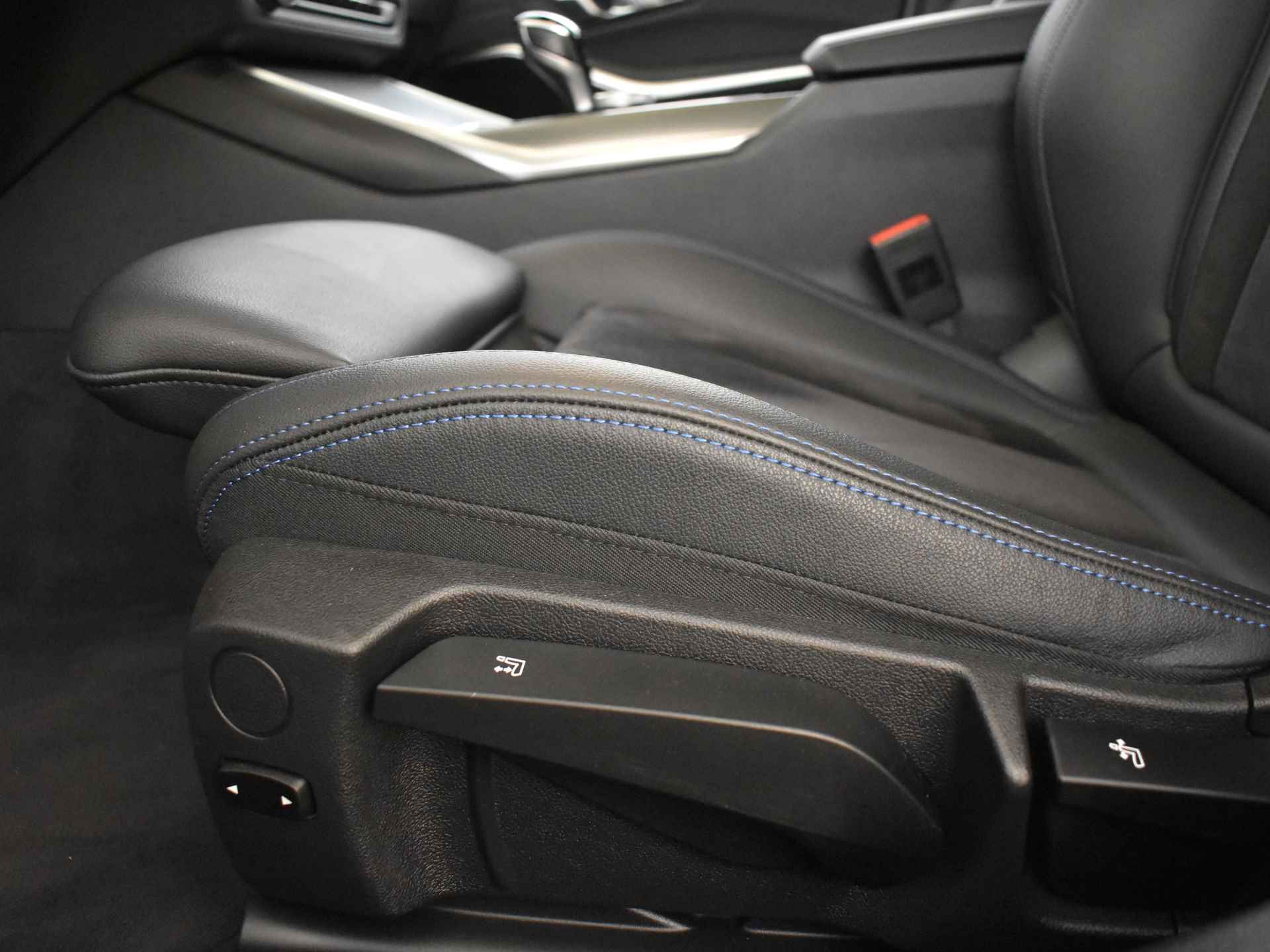 BMW 3 Serie Touring 330e High Executive M Sport Automaat / Trekhaak / Sportstoelen / Active Cruise Control / LED / Parking Assistant / Live Cockpit Professional - 16/49