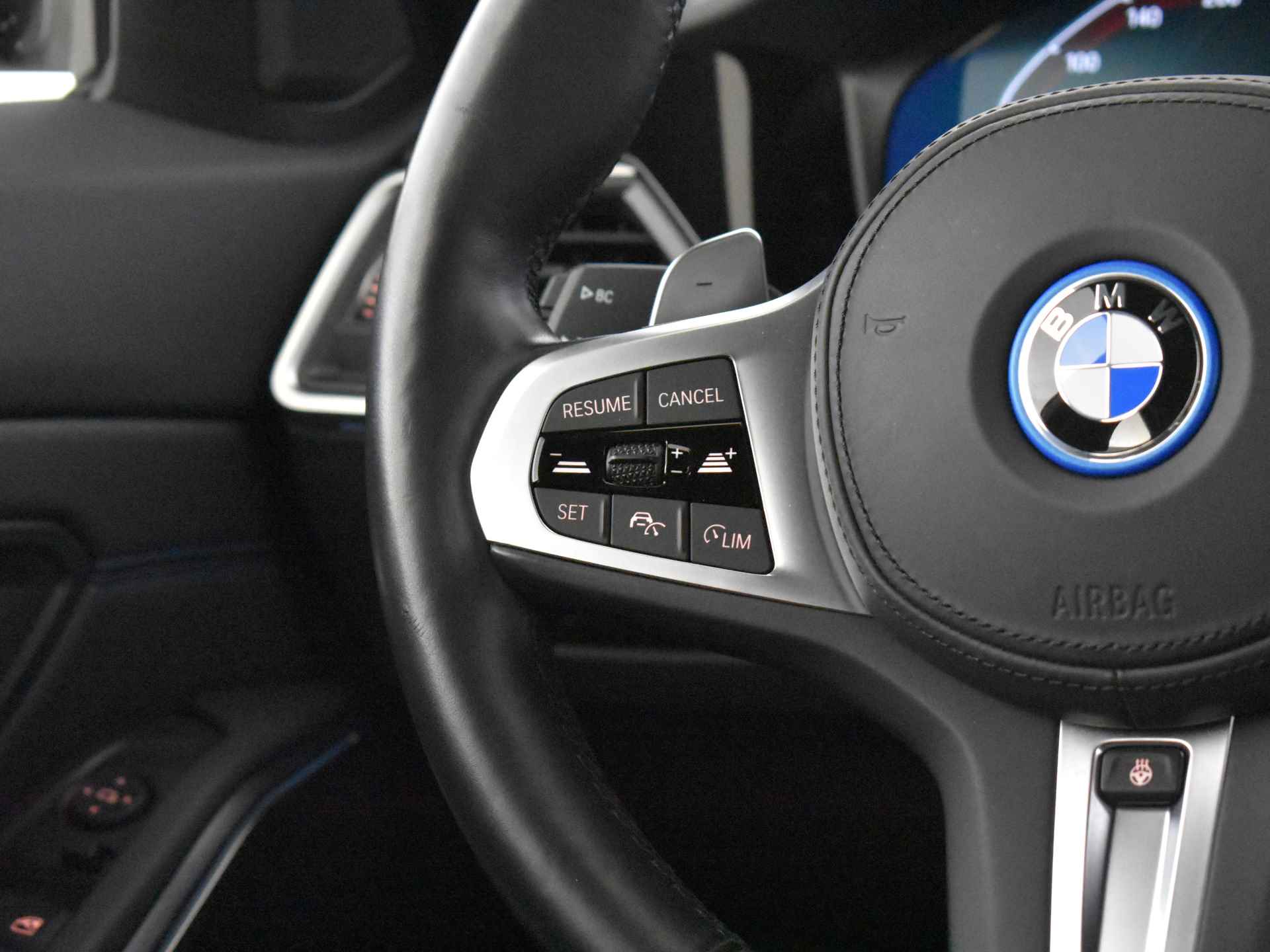 BMW 3 Serie Touring 330e M Sportpakket / Trekhaak / Sportstoelen / Active Cruise Control / LED / Parking Assistant / Live Cockpit Professional - 21/49